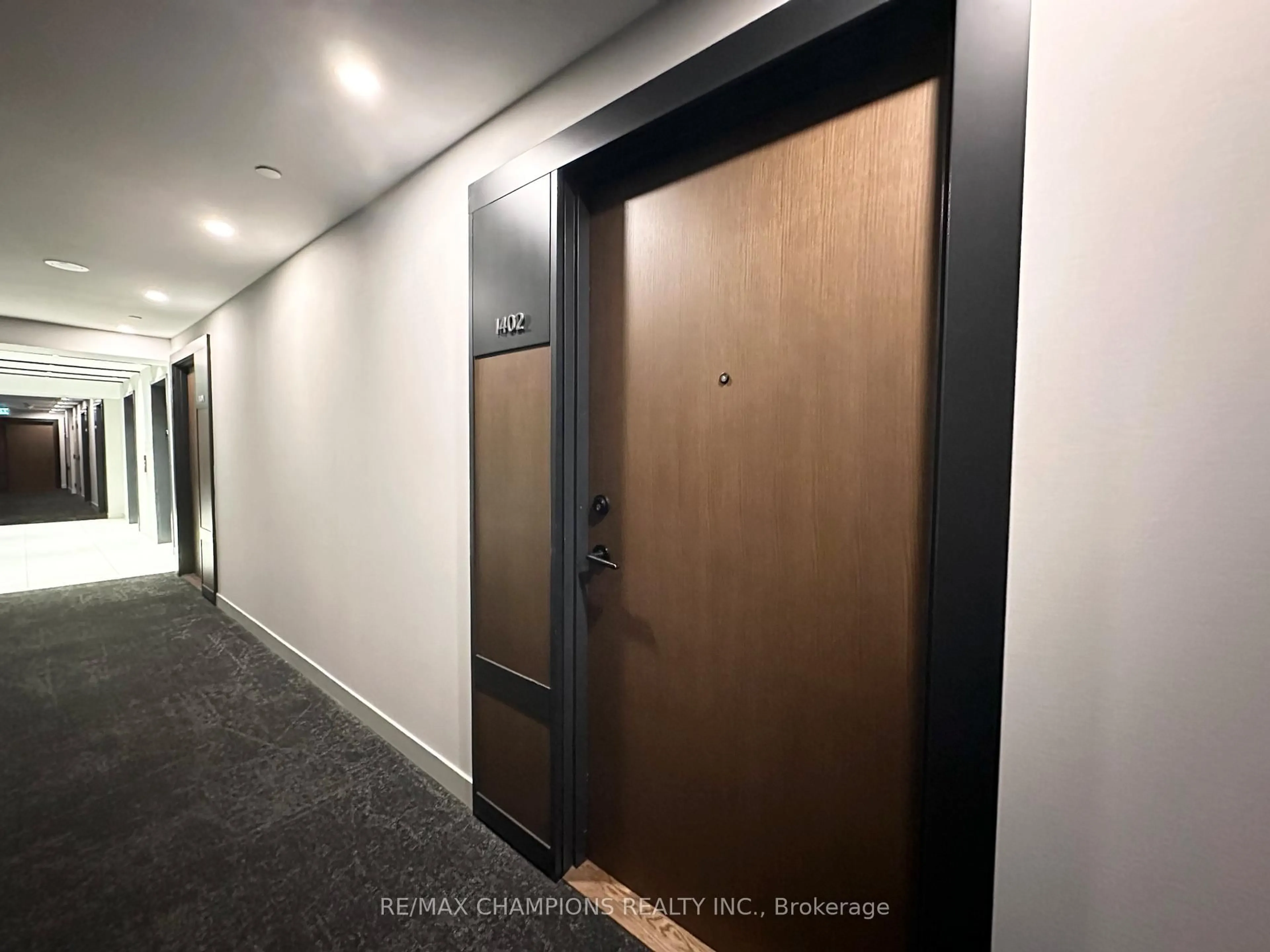 Indoor foyer for 4065 Confederation Pkwy #1402, Mississauga Ontario L5B 0L4
