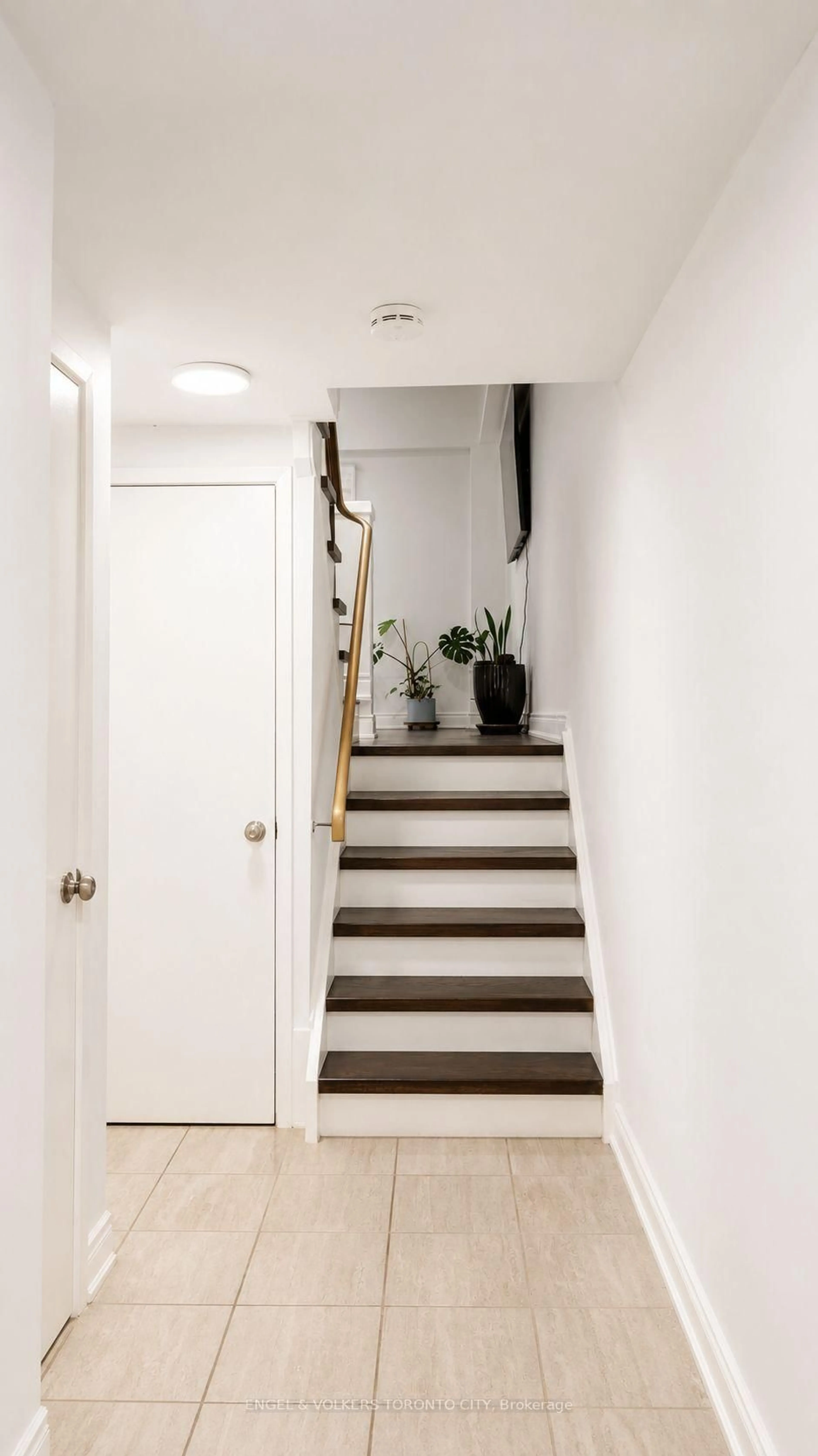 Indoor entryway for 371 Bronte St #92, Milton Ontario L9T 3K5