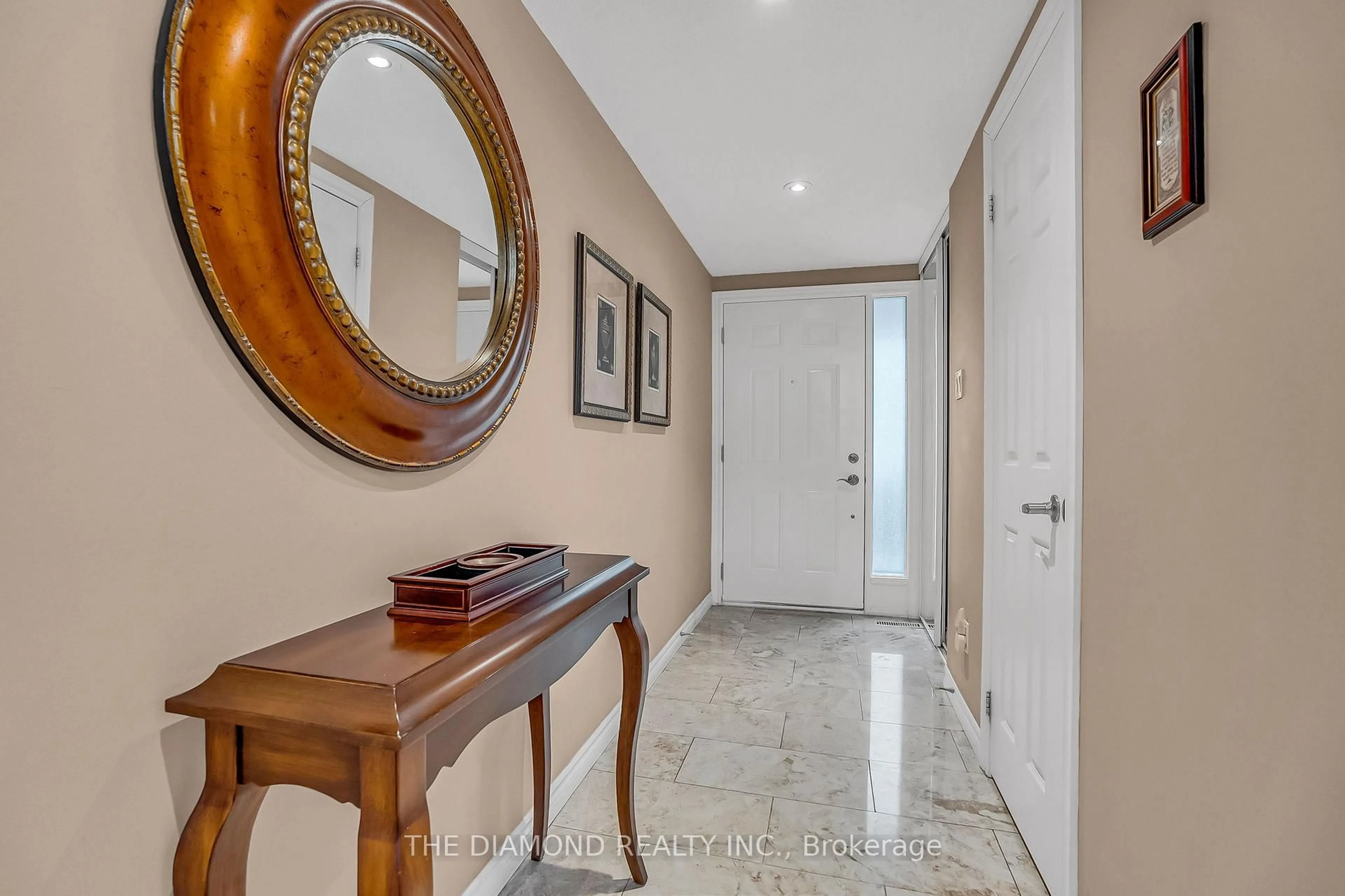 Indoor foyer for 1755 Rathburn Rd #82, Mississauga Ontario L4W 2M8