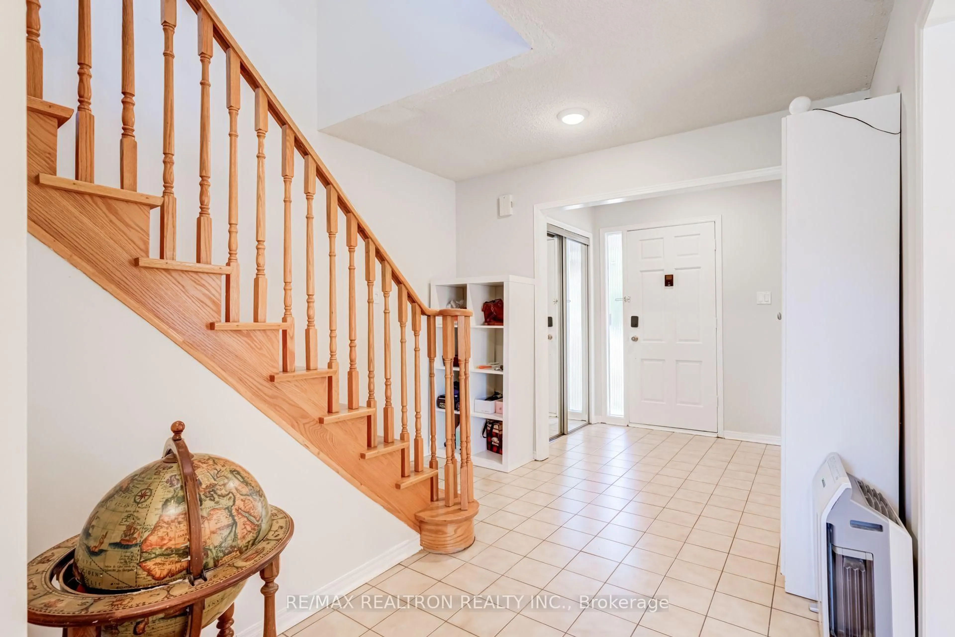 Indoor foyer for 4379 Radisson Cres, Mississauga Ontario L5M 4C4