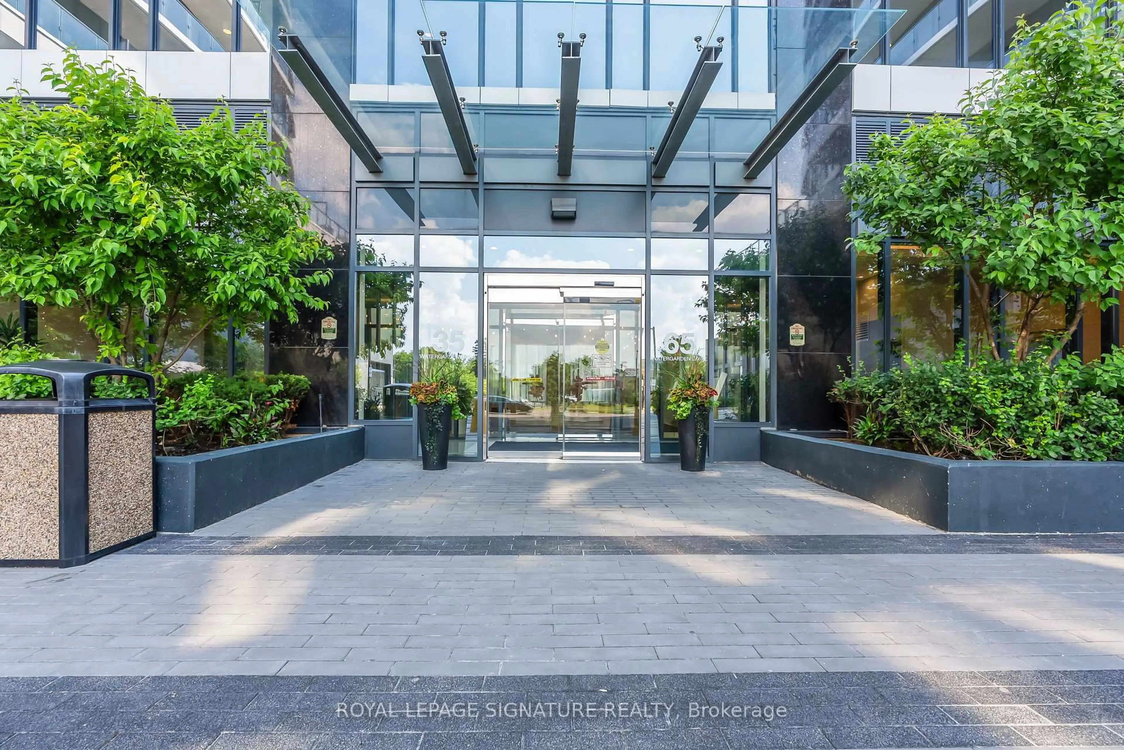 Indoor foyer for 35 Watergarden Dr #218, Mississauga Ontario L5R 0G8