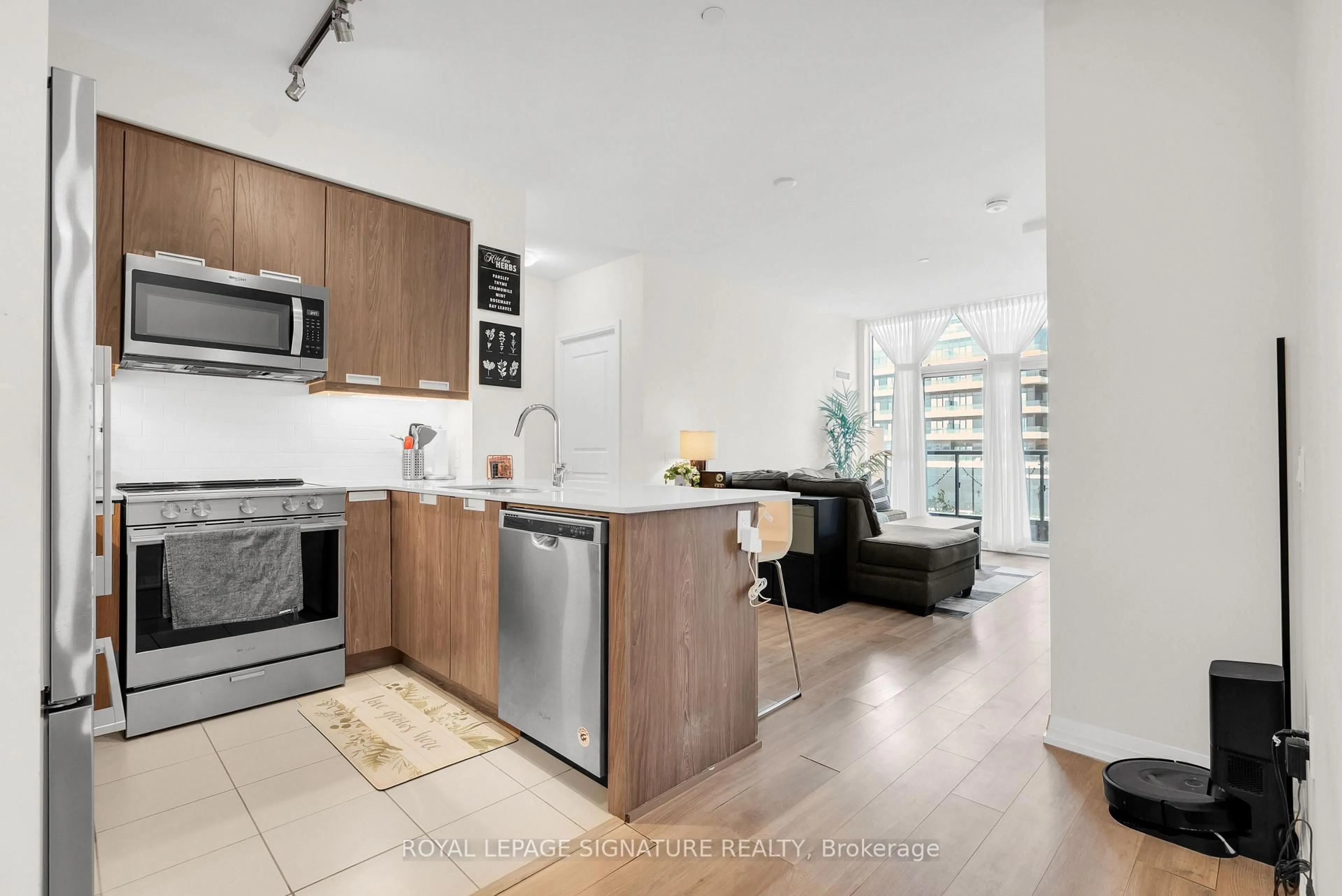 Open concept kitchen, unknown for 35 Watergarden Dr #218, Mississauga Ontario L5R 0G8