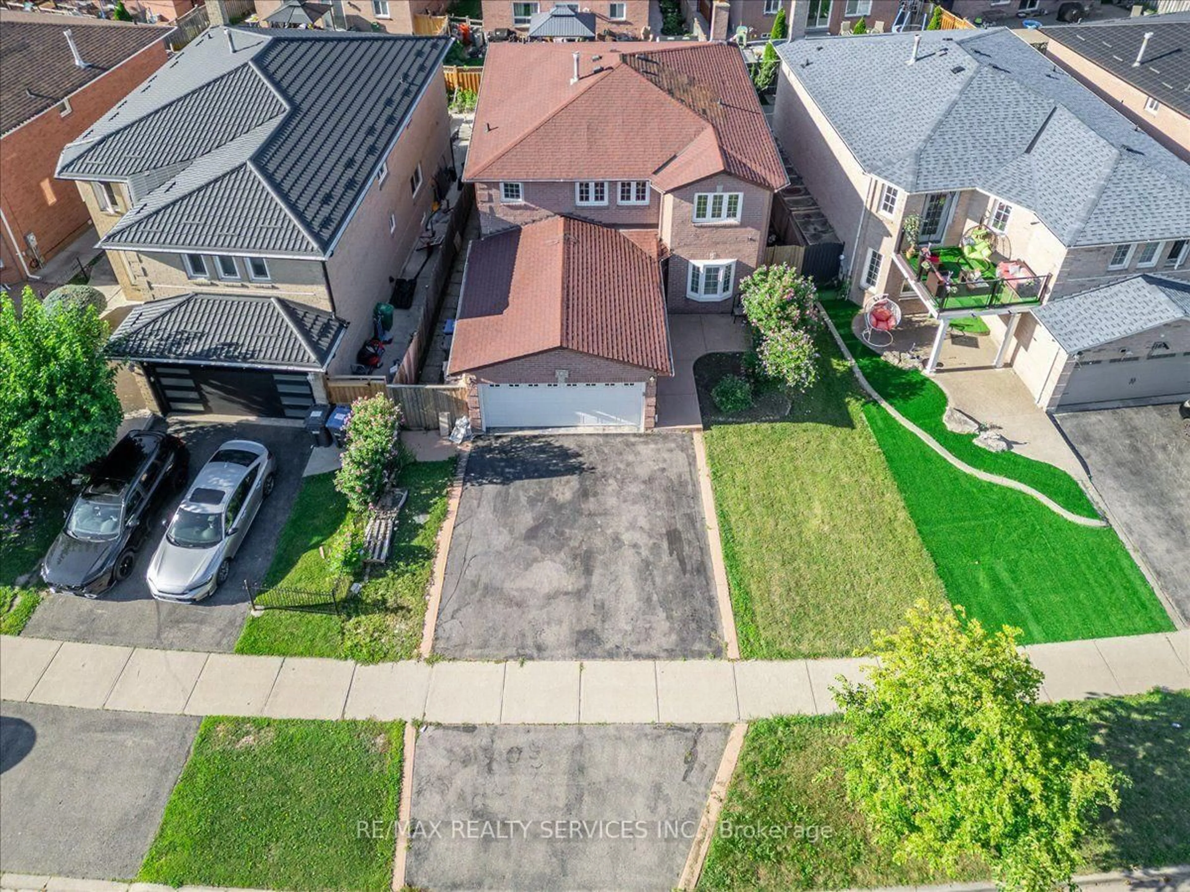 A pic from outside/outdoor area/front of a property/back of a property/a pic from drone, street for 162 Major William Sharpe Dr, Brampton Ontario L6X 4C3