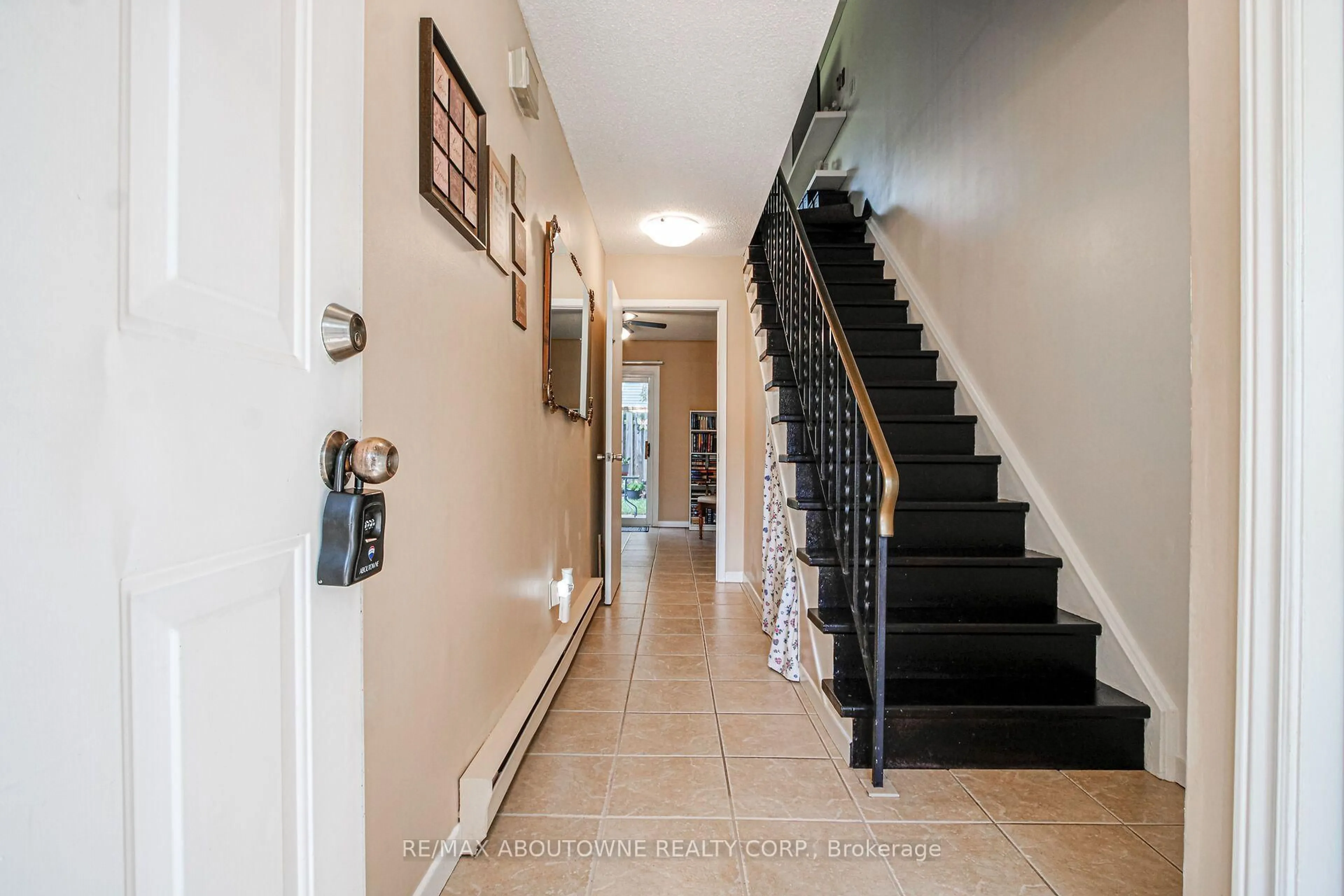 Indoor foyer for 2440 Bromsgrove Rd #50, Mississauga Ontario L5J 4J7