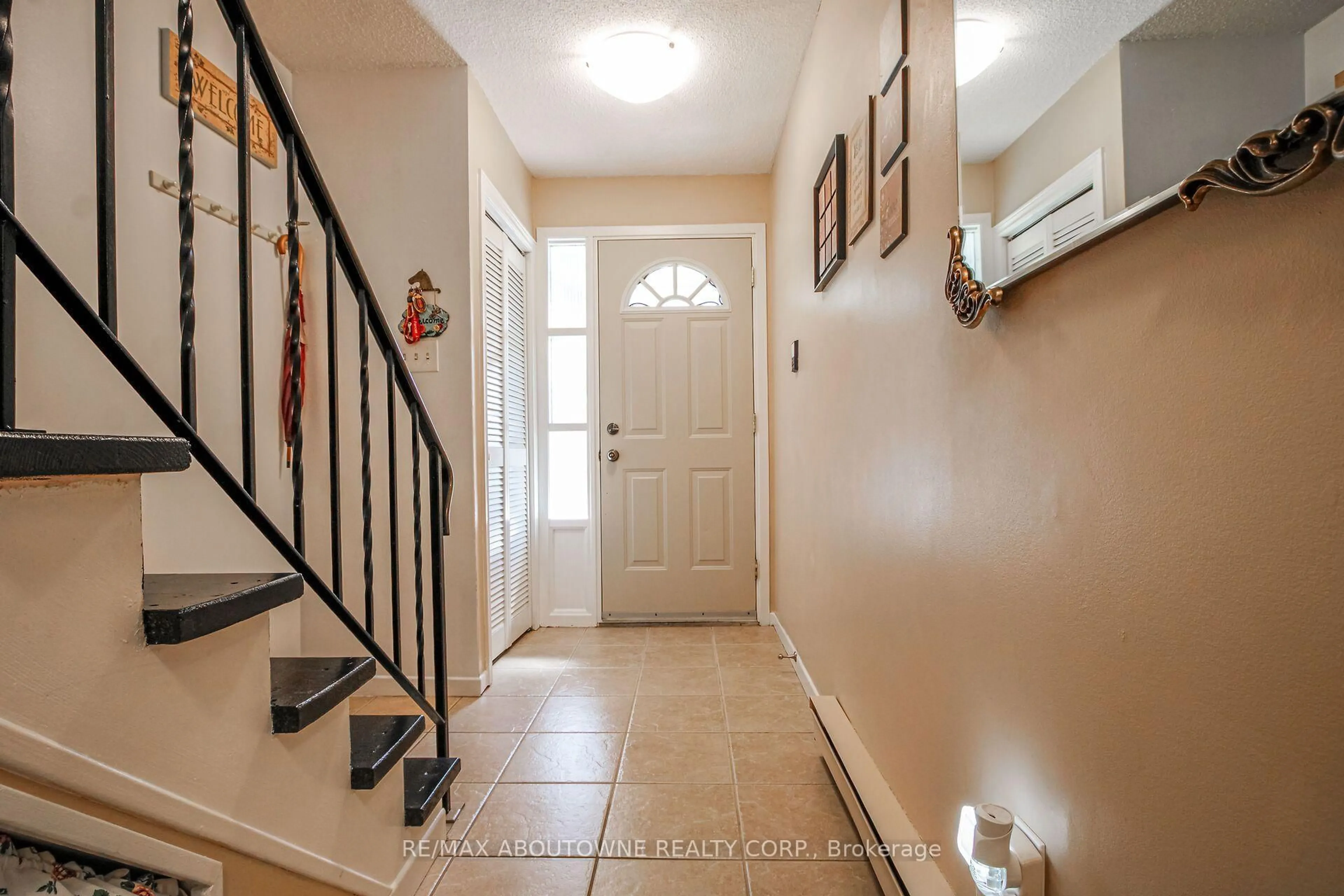 Indoor entryway for 2440 Bromsgrove Rd #50, Mississauga Ontario L5J 4J7