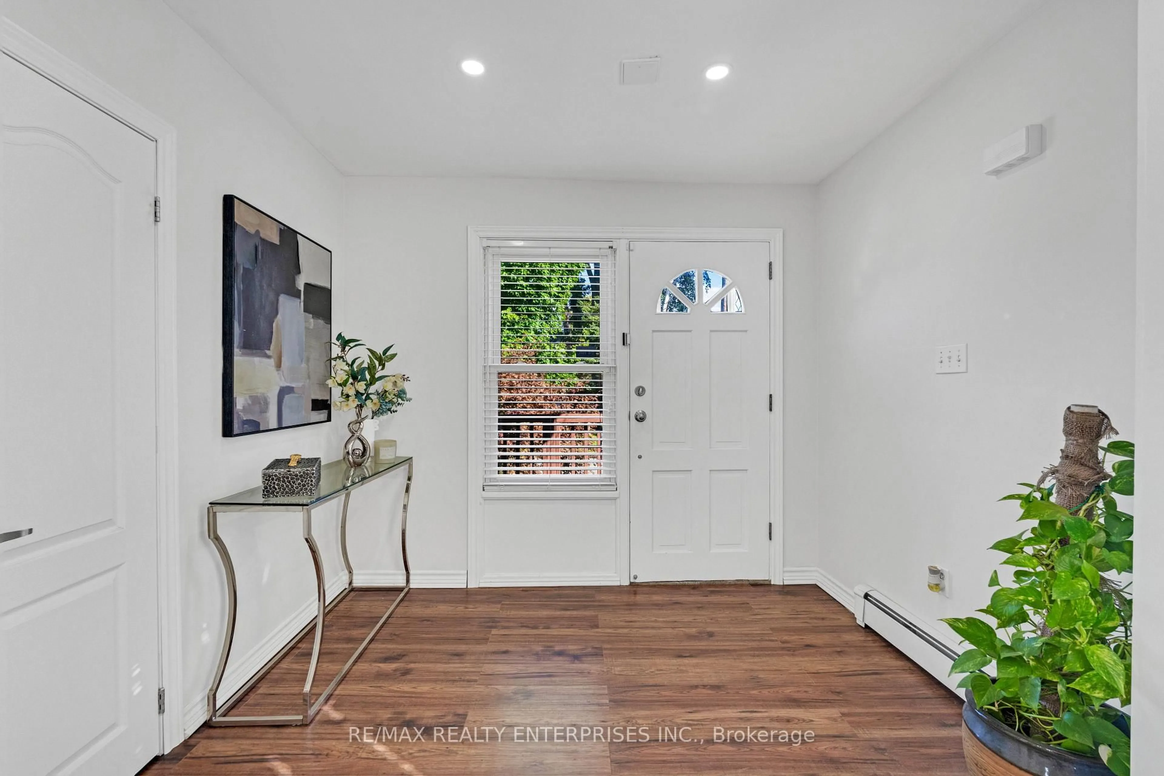 Indoor entryway for 161 Angelene St, Mississauga Ontario L5G 1X1