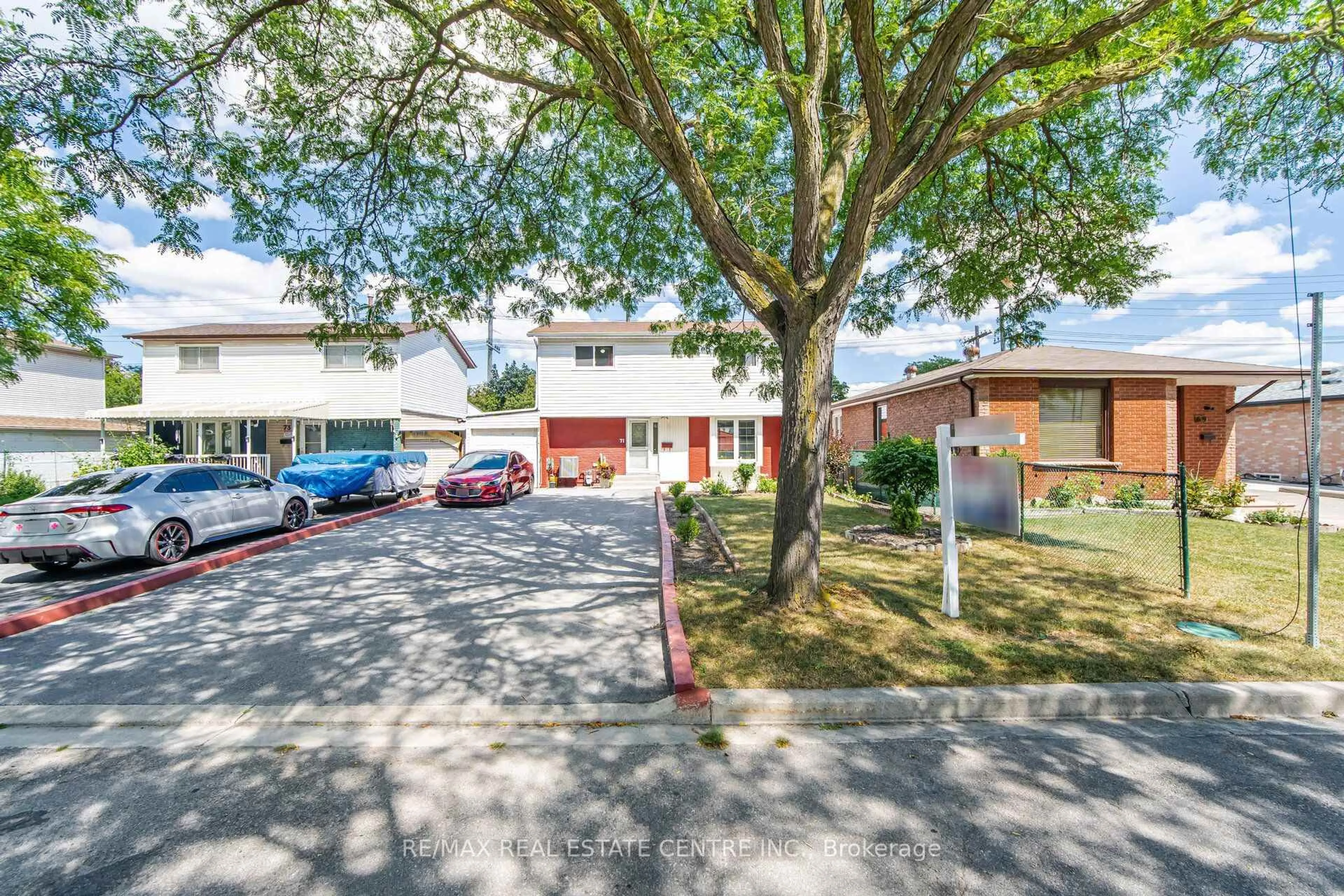 A pic from outside/outdoor area/front of a property/back of a property/a pic from drone, street for 71 Sultan Pool Dr, Toronto Ontario M9V 4H5