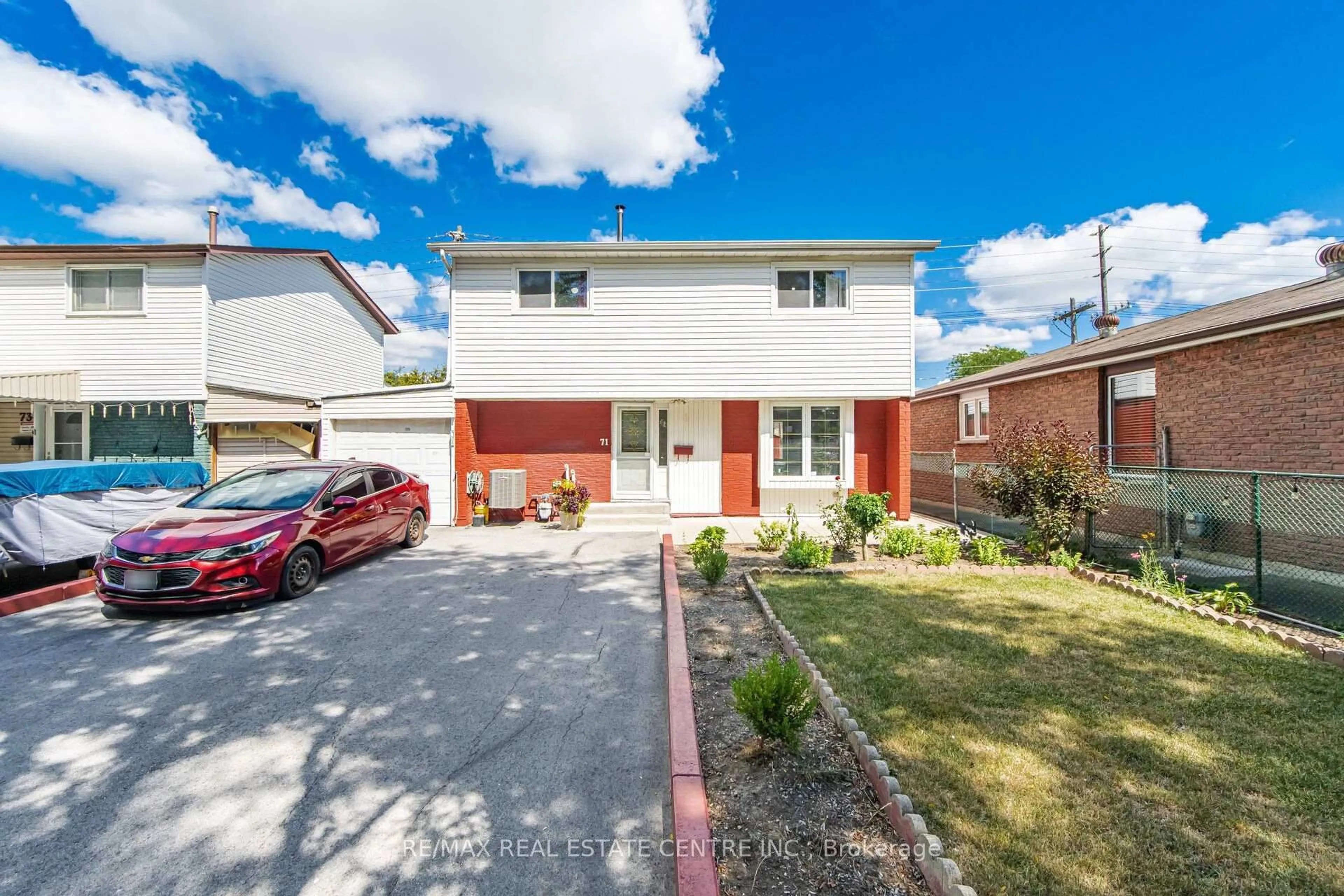 A pic from outside/outdoor area/front of a property/back of a property/a pic from drone, street for 71 Sultan Pool Dr, Toronto Ontario M9V 4H5
