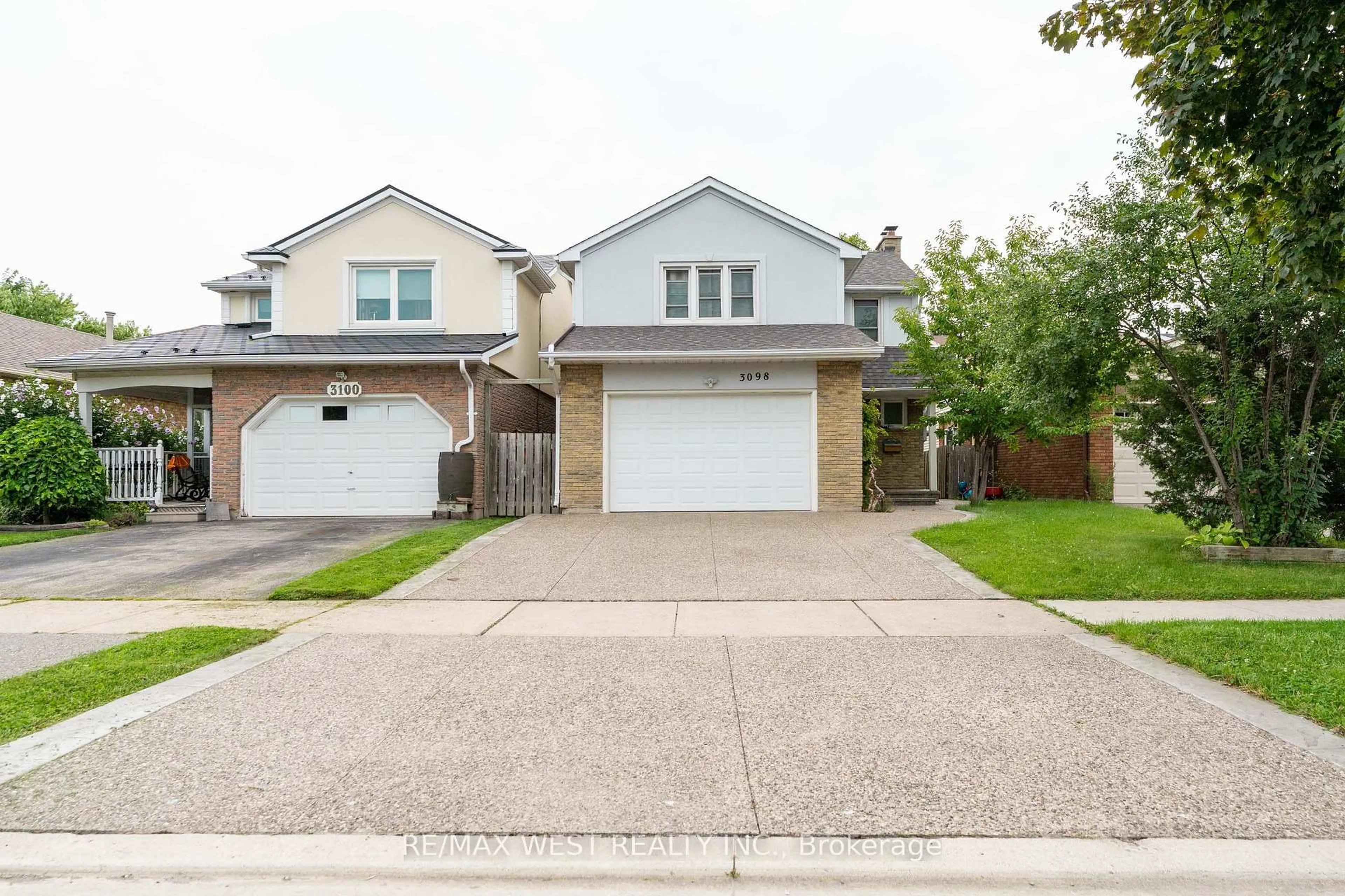 Home with vinyl exterior material, street for 3098 Driftwood Dr, Burlington Ontario L7M 1X6
