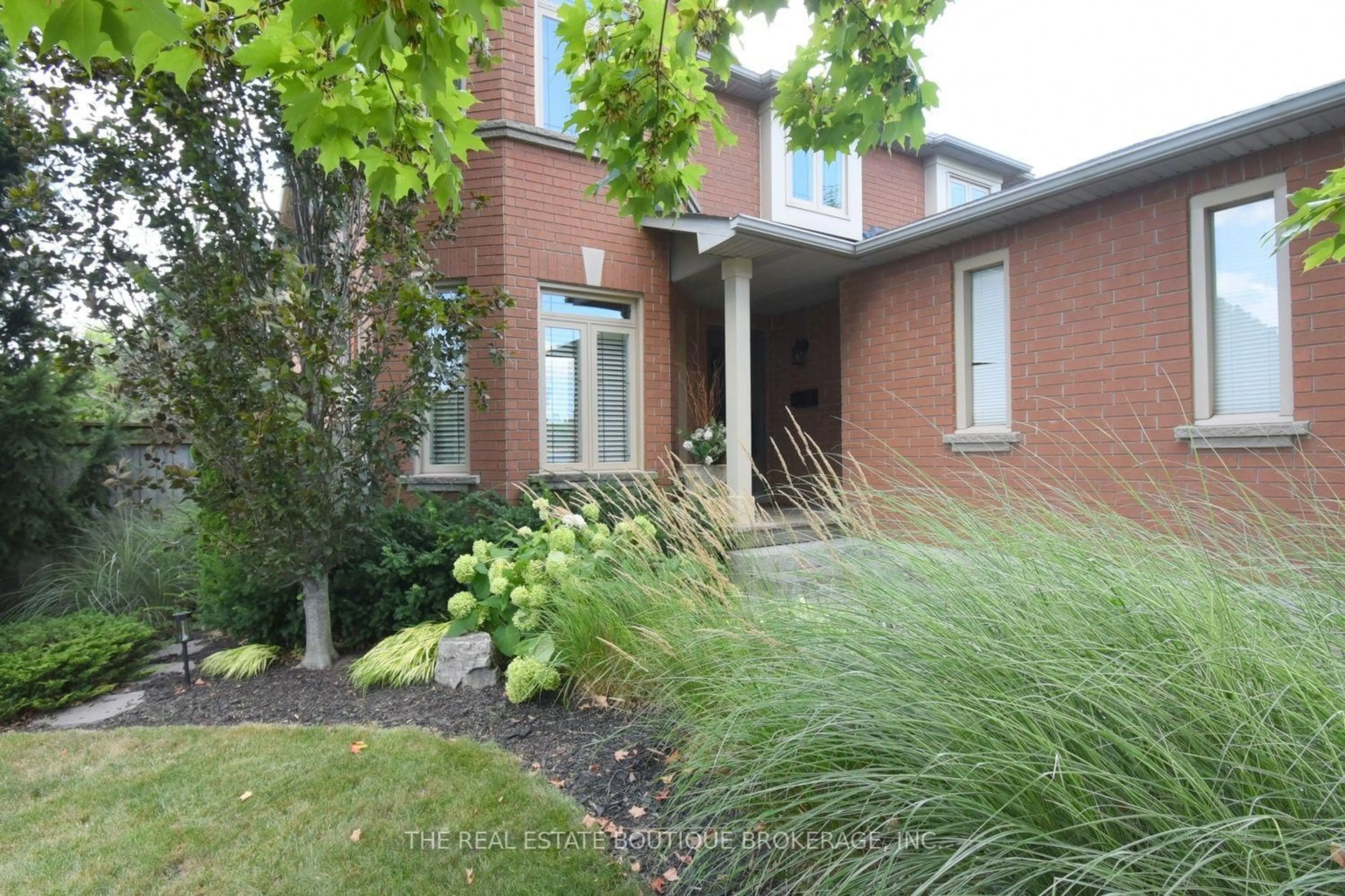 Home with brick exterior material, street for 470 Amanda Cres, Burlington Ontario L7L 6H5