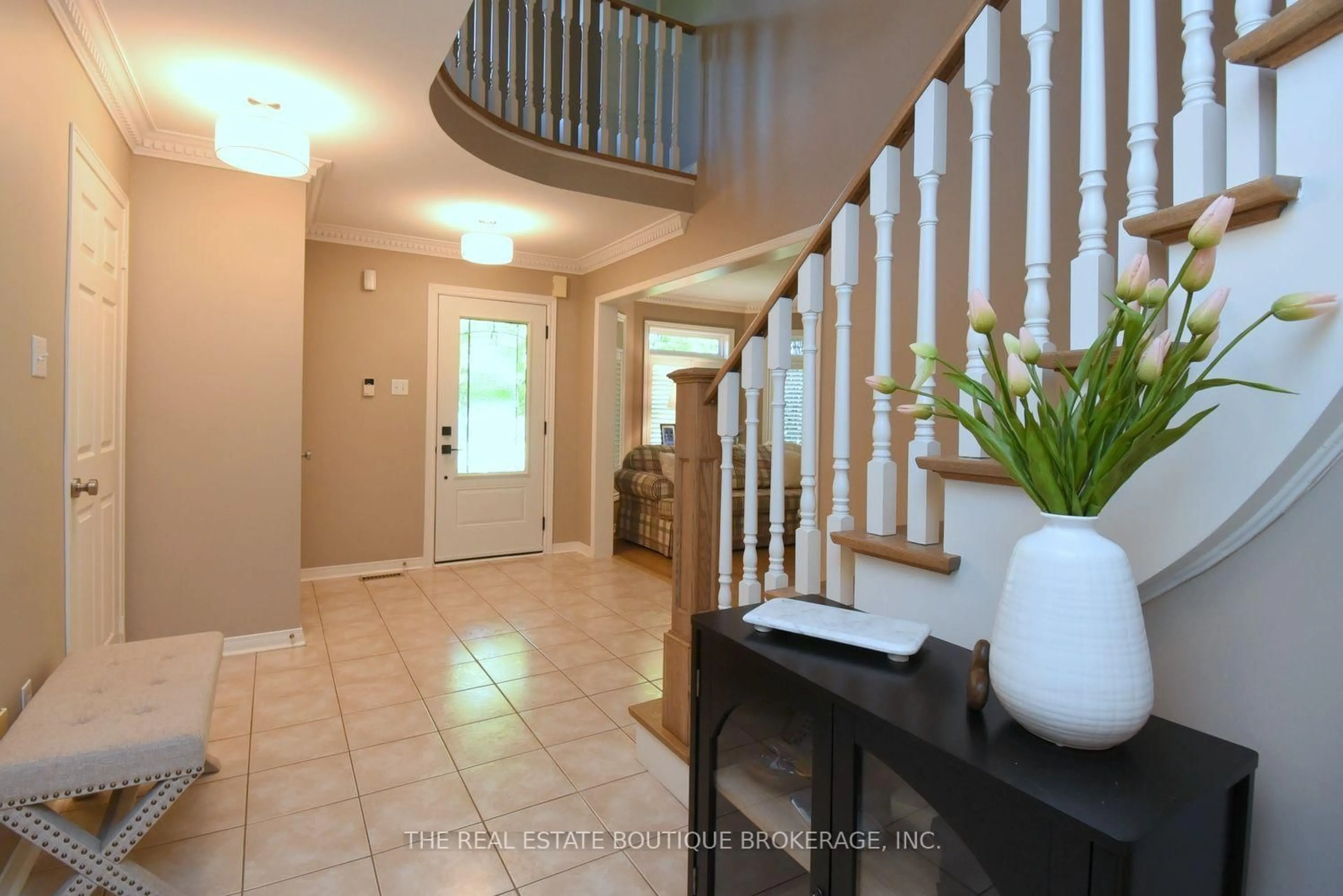 Indoor entryway for 470 Amanda Cres, Burlington Ontario L7L 6H5