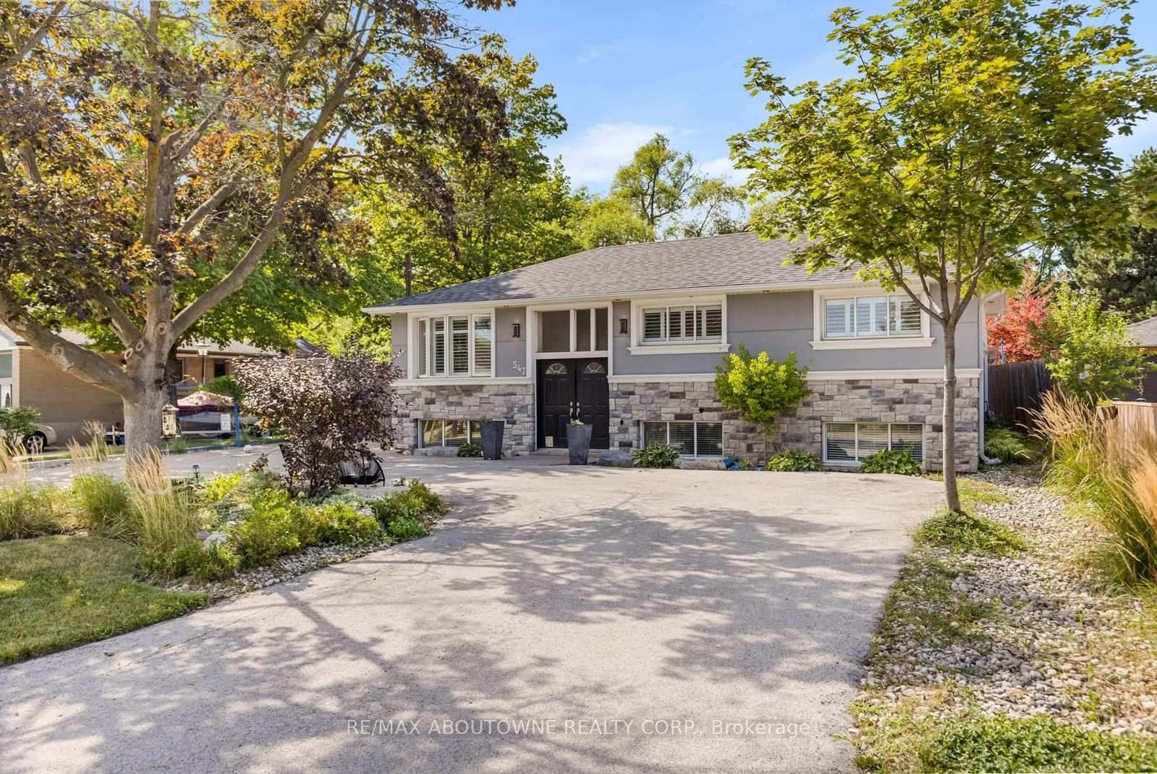Unknown for 547 Pinegrove Rd, Oakville Ontario L6K 2C2