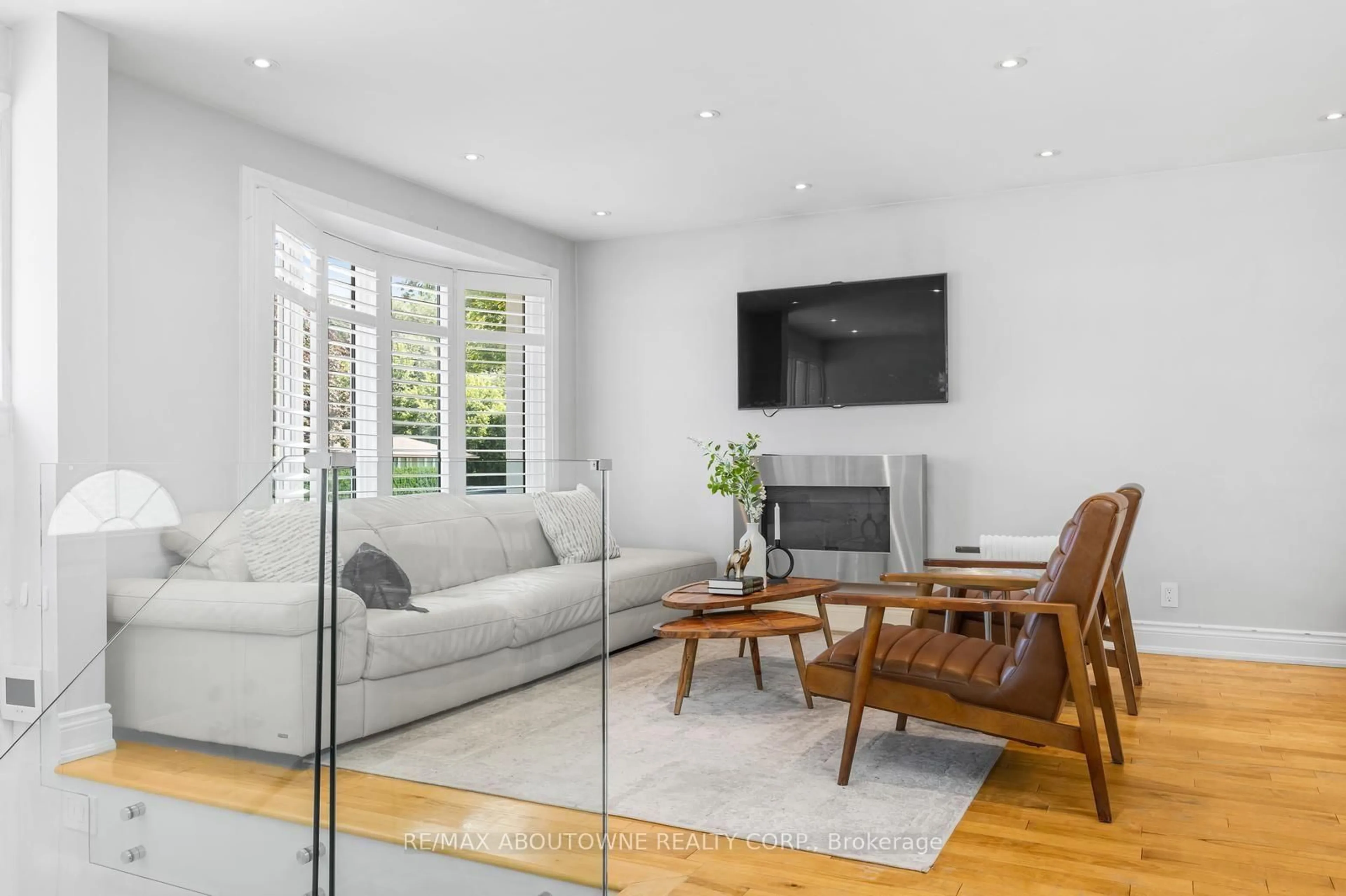Living room with furniture, unknown for 547 Pinegrove Rd, Oakville Ontario L6K 2C2
