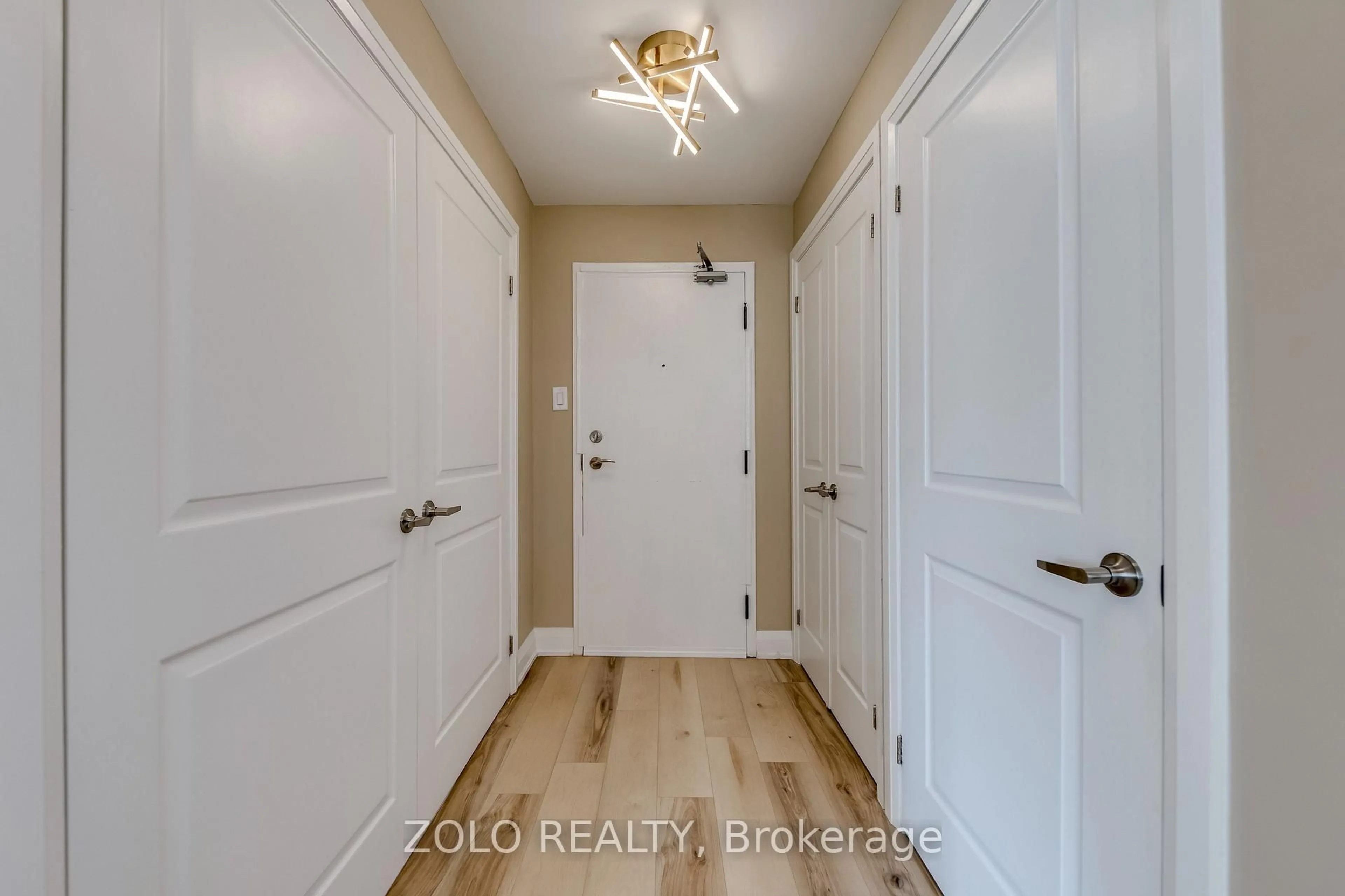 Indoor entryway for 330 Rathburn Rd #908, Mississauga Ontario L5B 3Y1