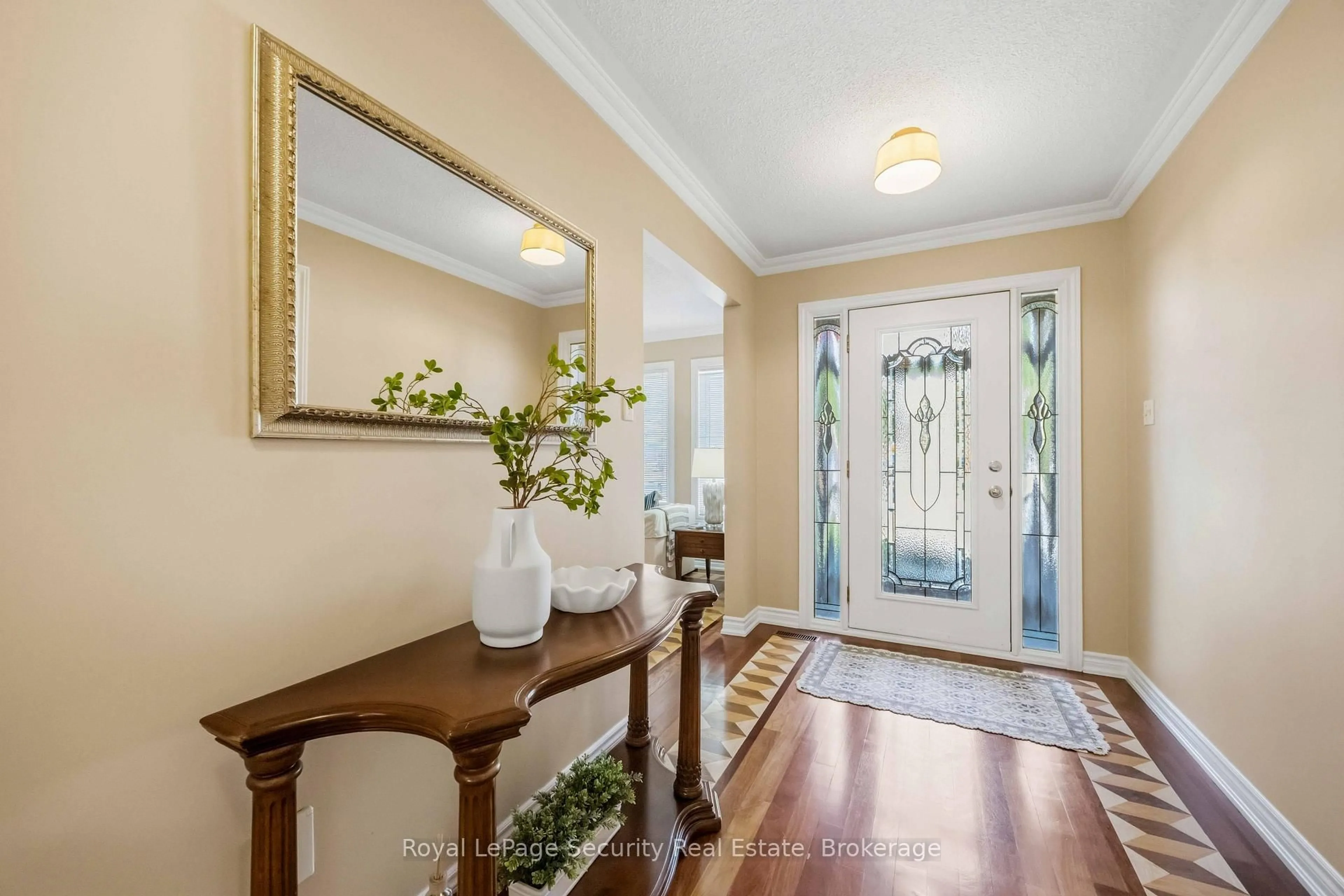 Indoor entryway for 46 Birchway Pl, Halton Hills Ontario L7J 2X7