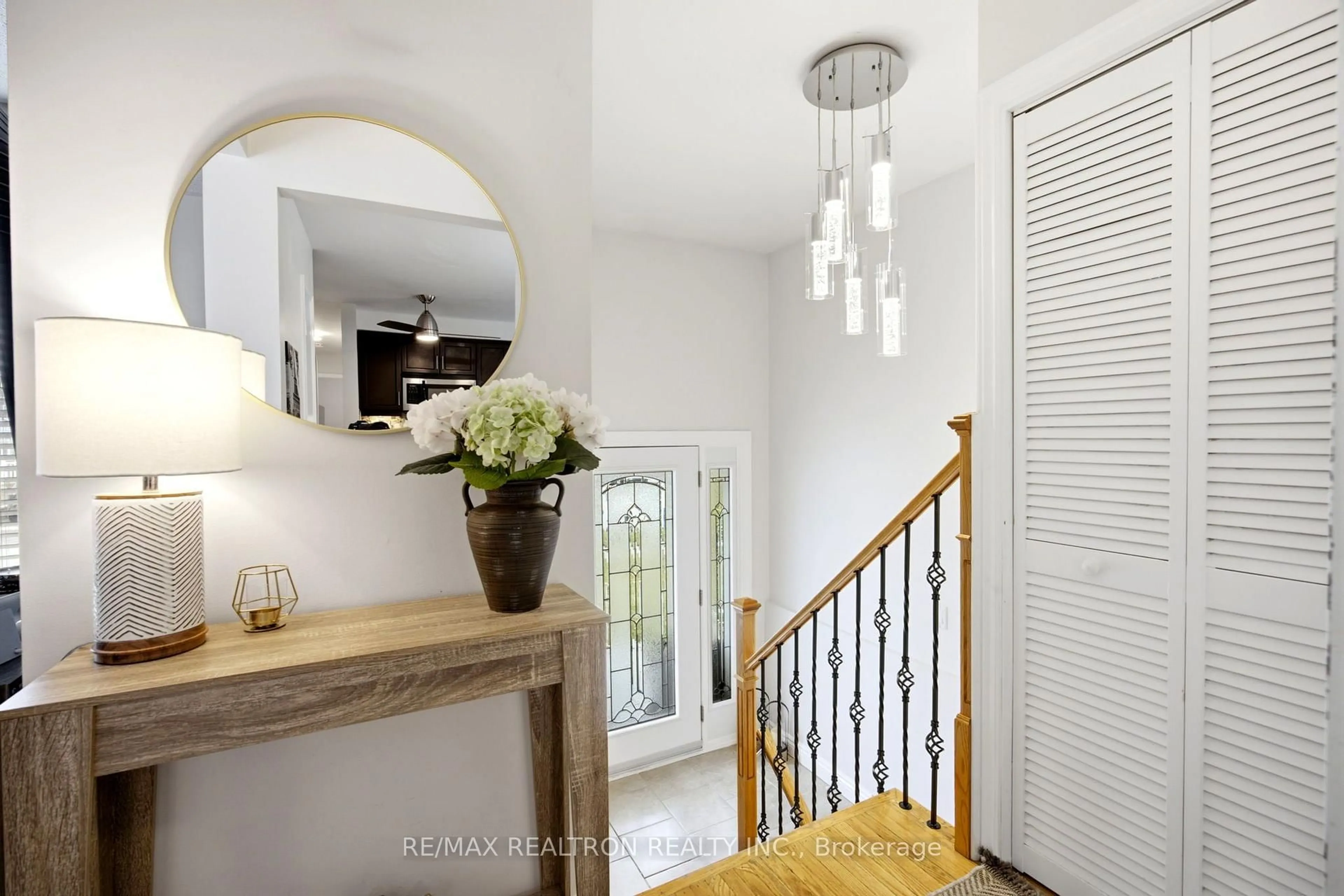 Indoor entryway for 118 Surbray Grve, Mississauga Ontario L5B 2E1