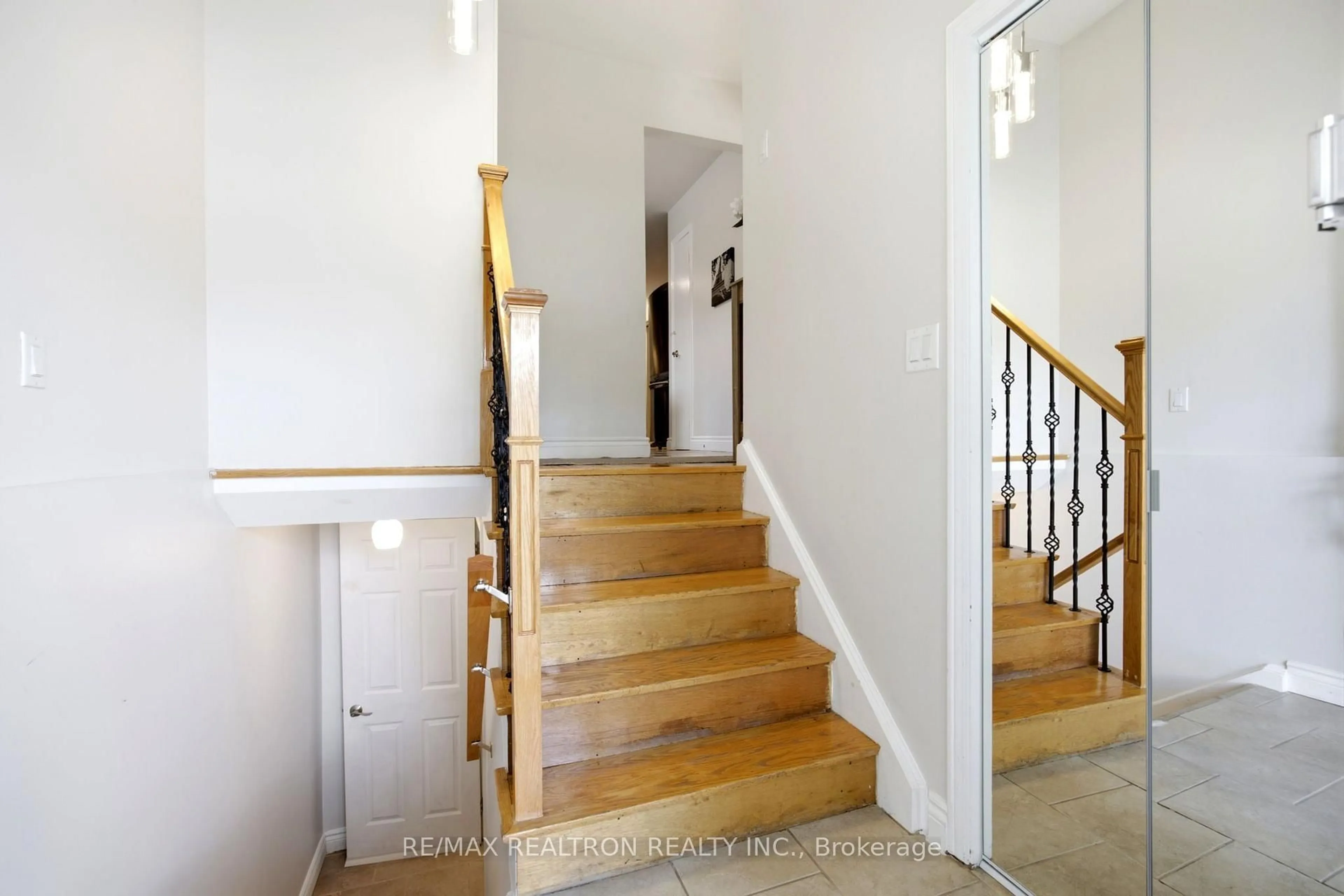 Unknown for 118 Surbray Grve, Mississauga Ontario L5B 2E1