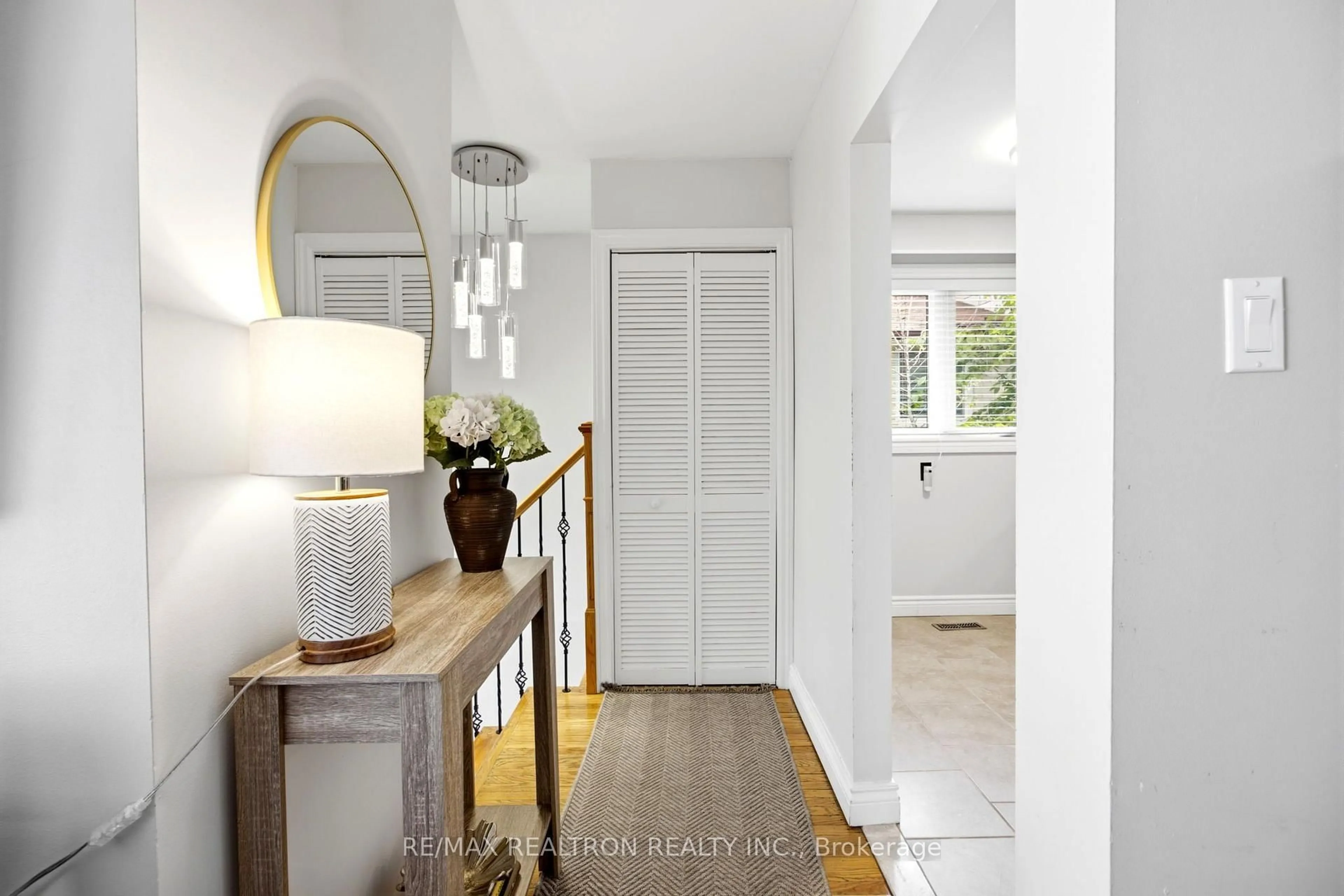 Indoor entryway for 118 Surbray Grve, Mississauga Ontario L5B 2E1