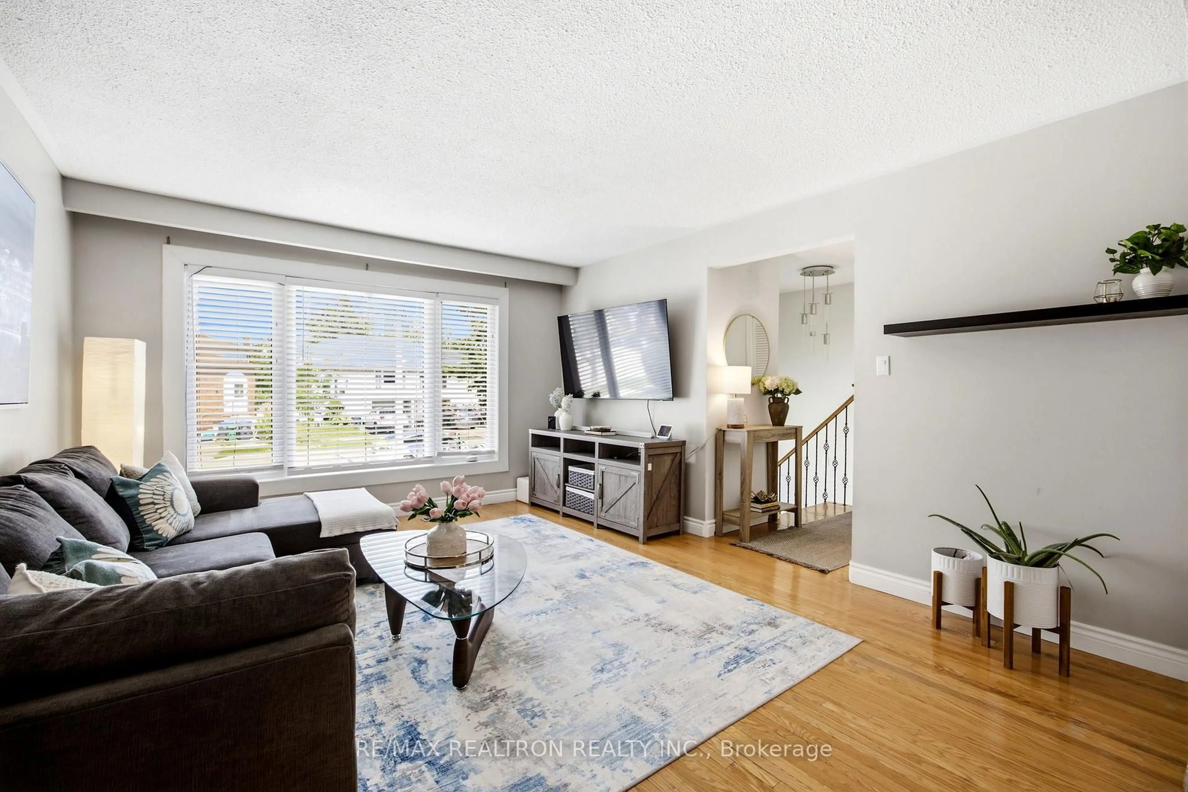 Living room with furniture, unknown for 118 Surbray Grve, Mississauga Ontario L5B 2E1