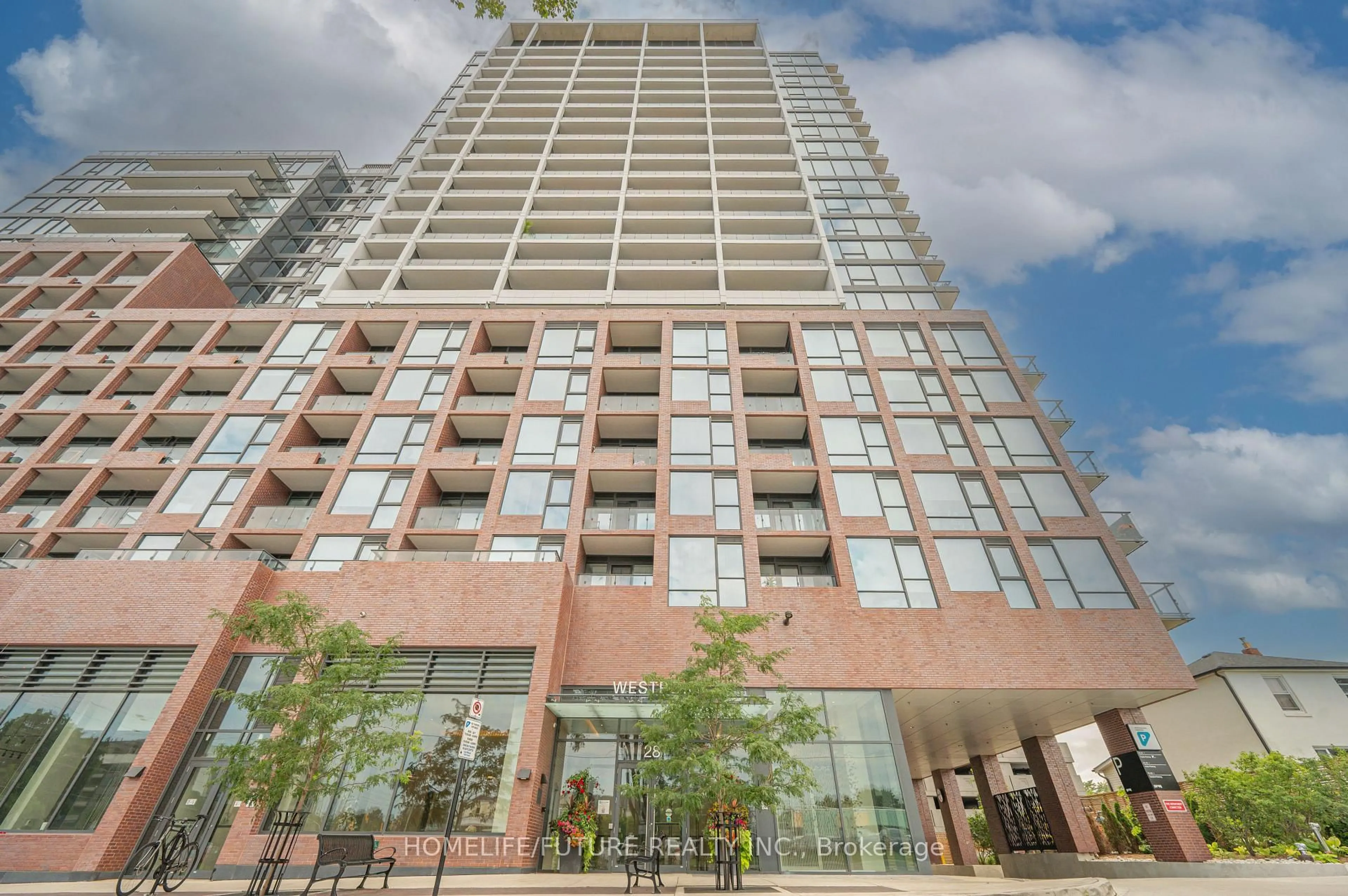 Patio, building for 28 Ann St #208, Mississauga Ontario L5G 0E1