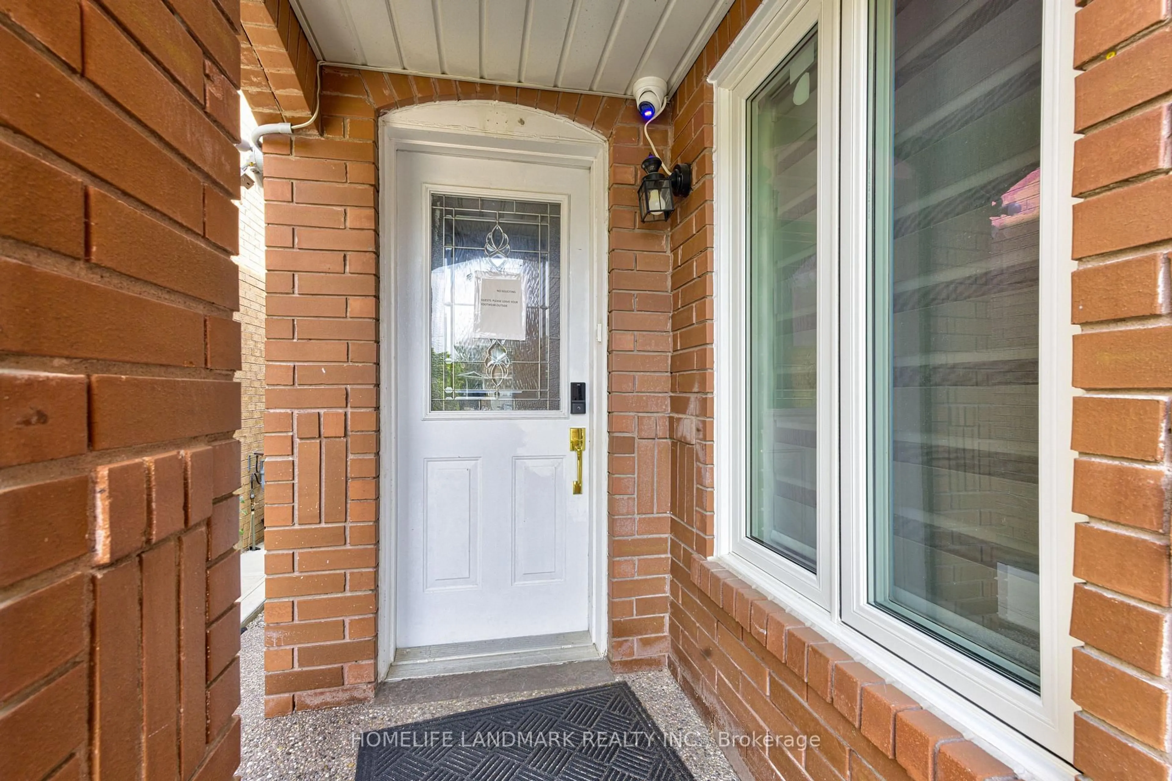 Indoor entryway for 1192 Prestonwood Cres, Mississauga Ontario L5V 2V3