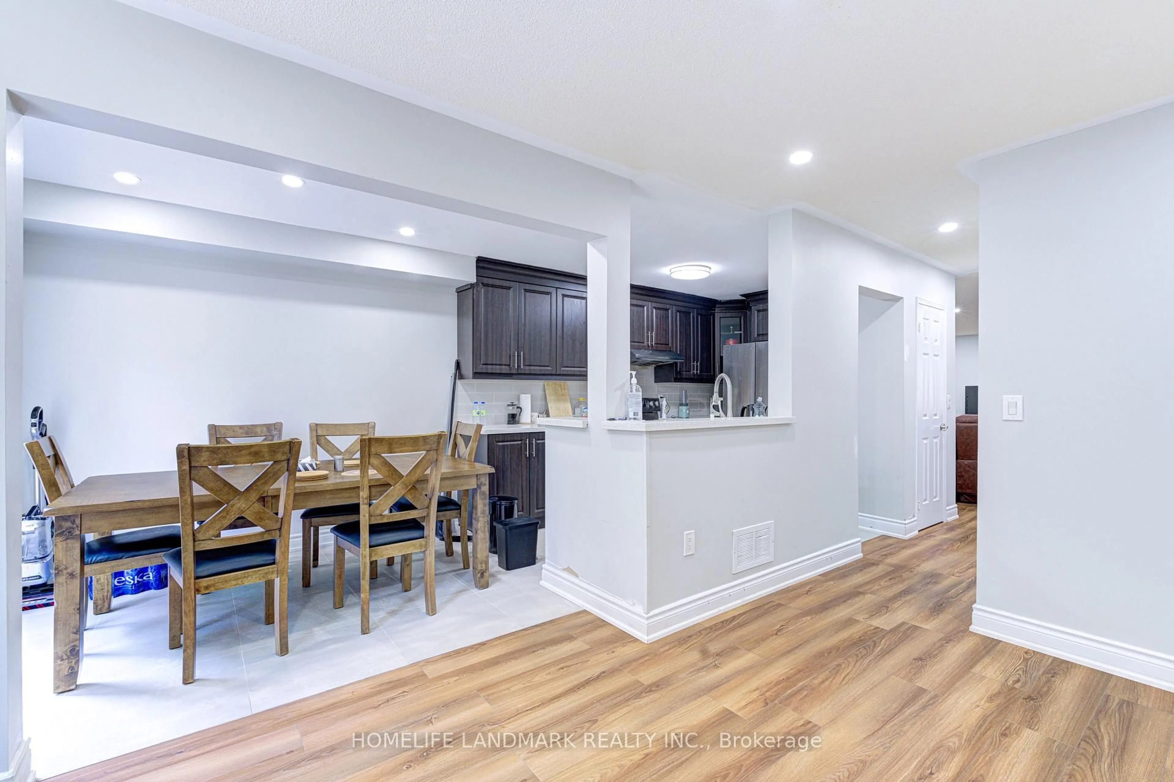 Open concept kitchen, unknown for 1192 Prestonwood Cres, Mississauga Ontario L5V 2V3
