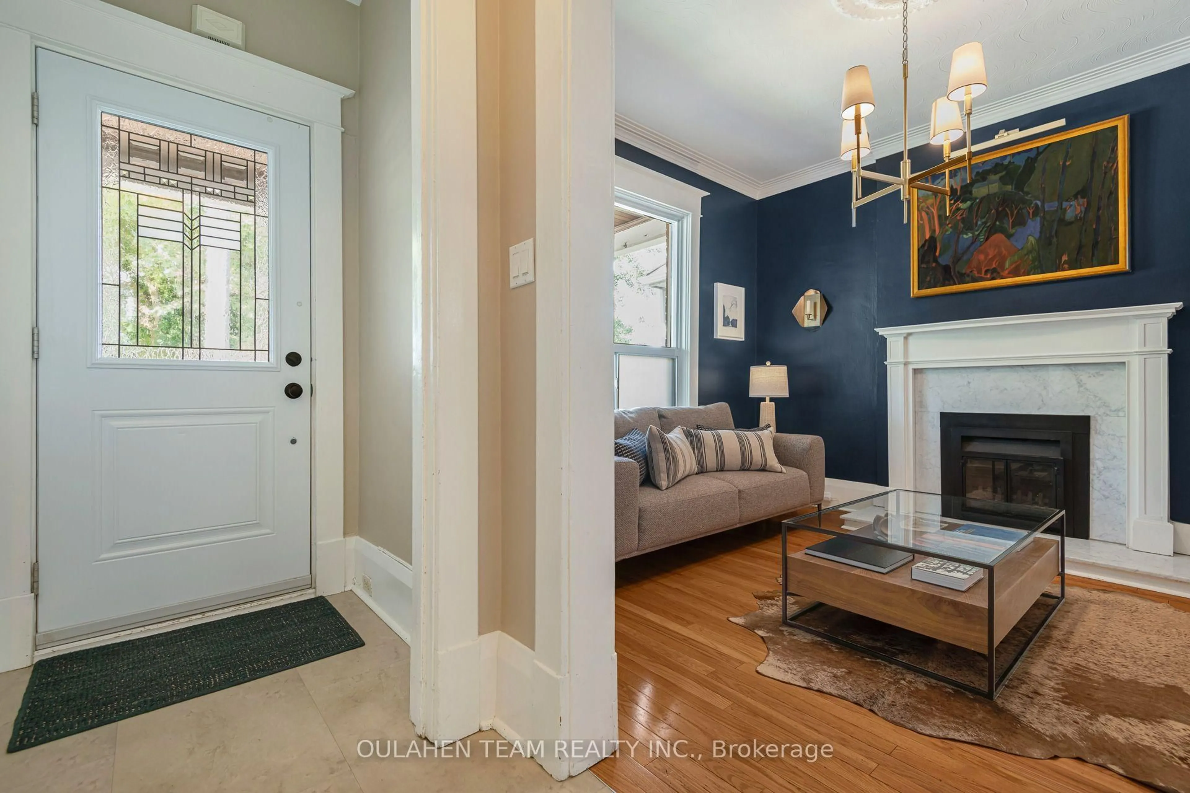 Indoor entryway for 195 Pacific Ave, Toronto Ontario M6P 2P6
