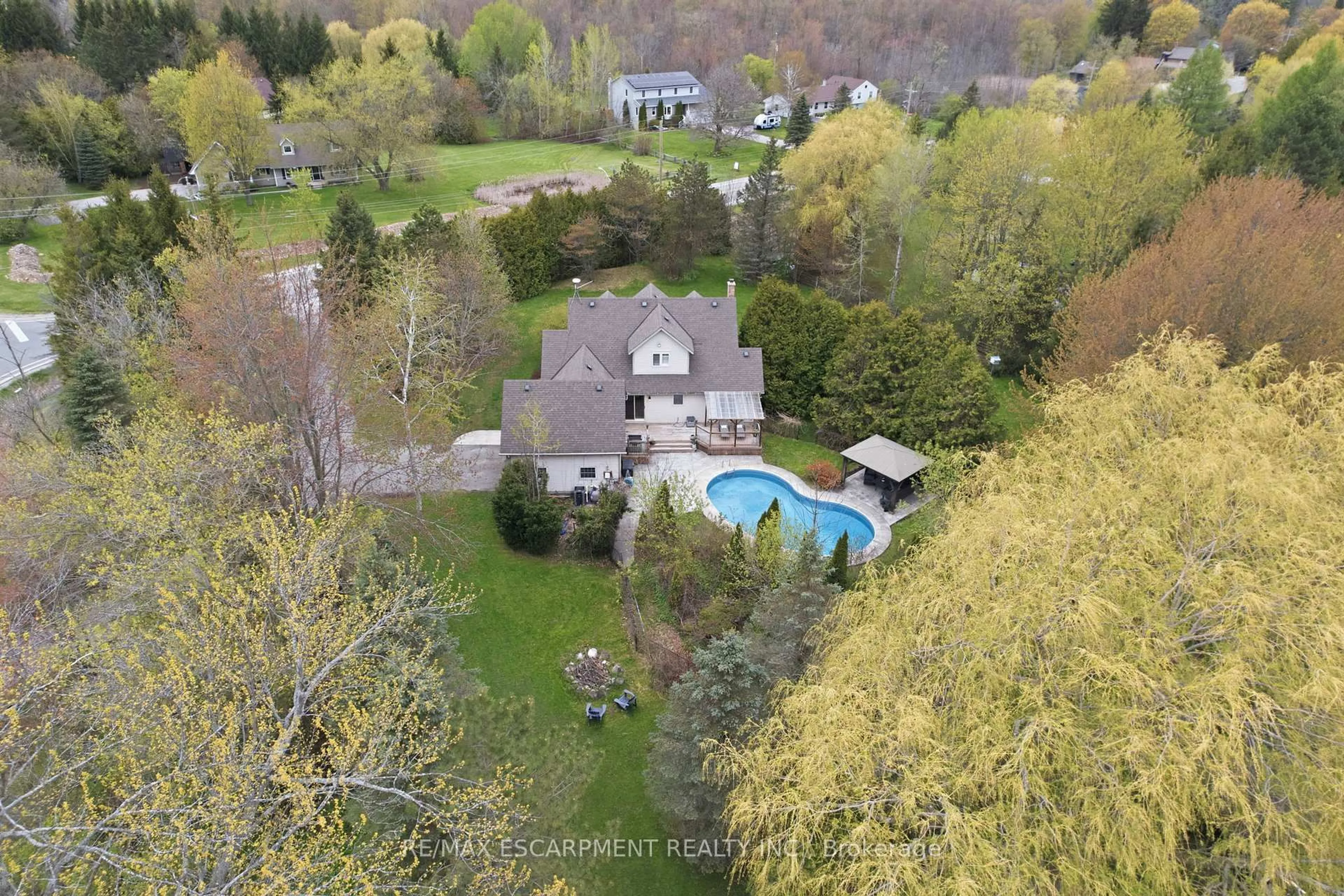 A pic from outside/outdoor area/front of a property/back of a property/a pic from drone, water/lake/river/ocean view for 2000 15TH SIDE Rd, Milton Ontario L0P 1B0