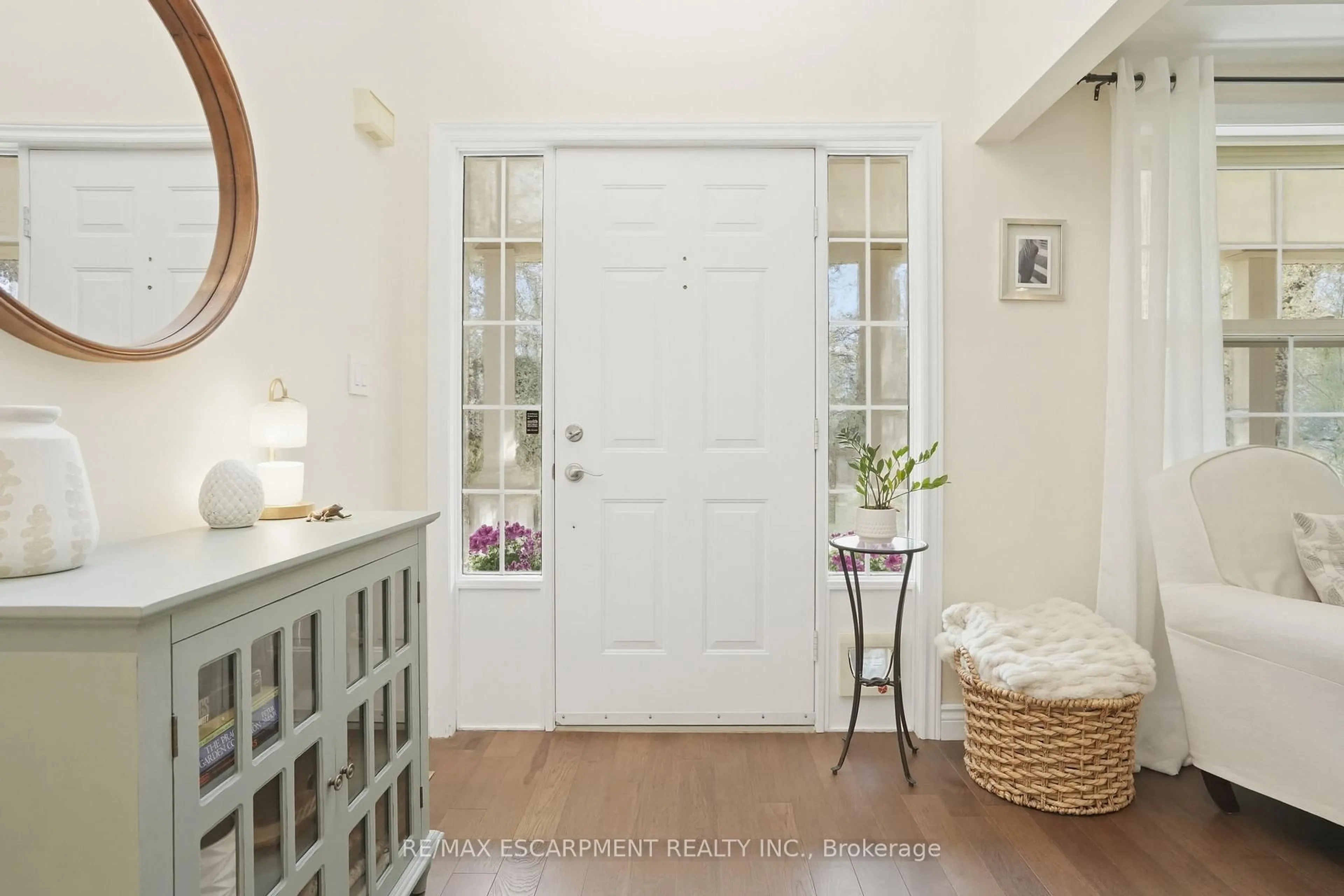 Indoor entryway for 2000 15TH SIDE Rd, Milton Ontario L0P 1B0