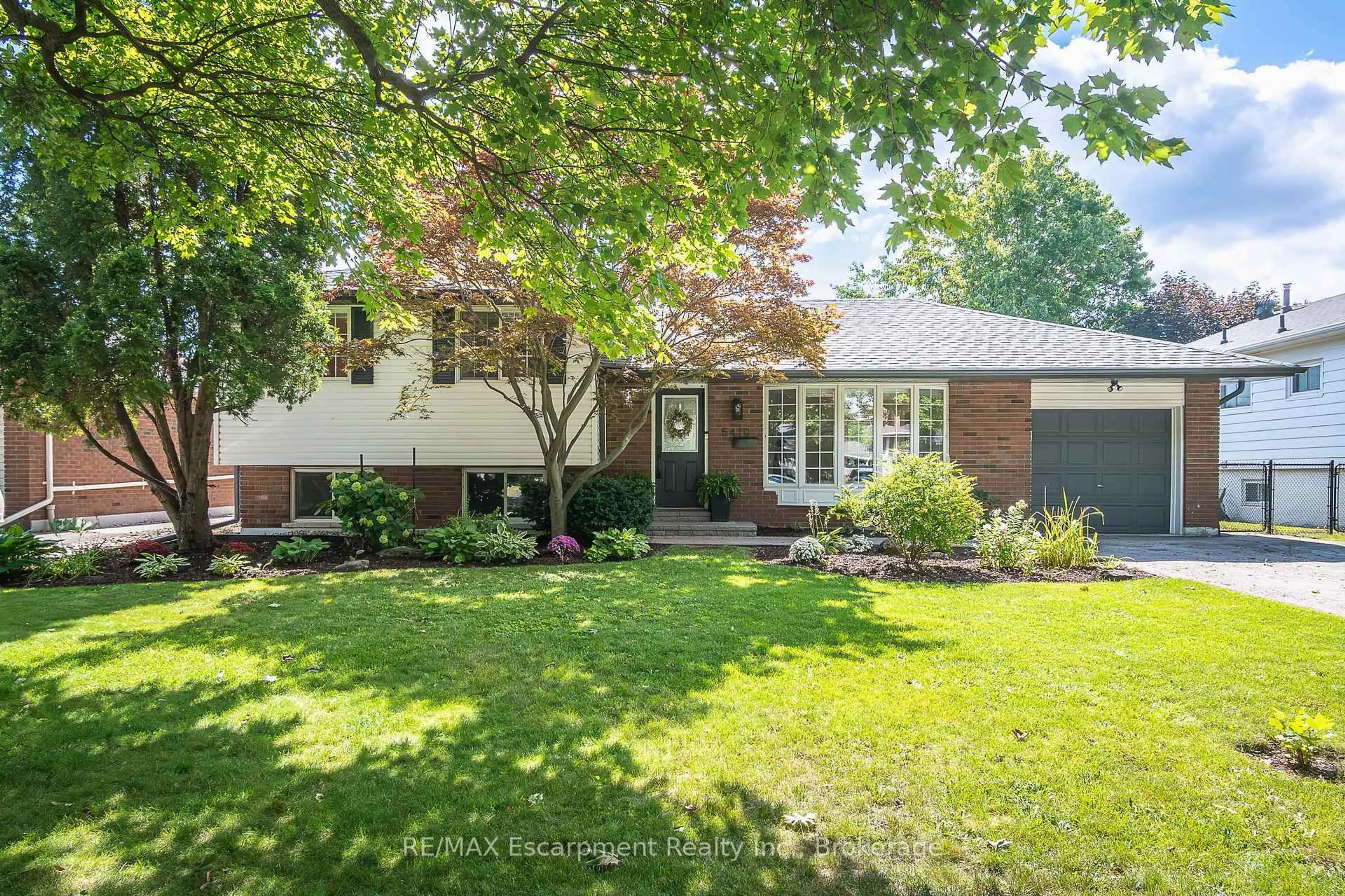 Home with brick exterior material, street for 5410 Clive Cres, Burlington Ontario L7L 3P1