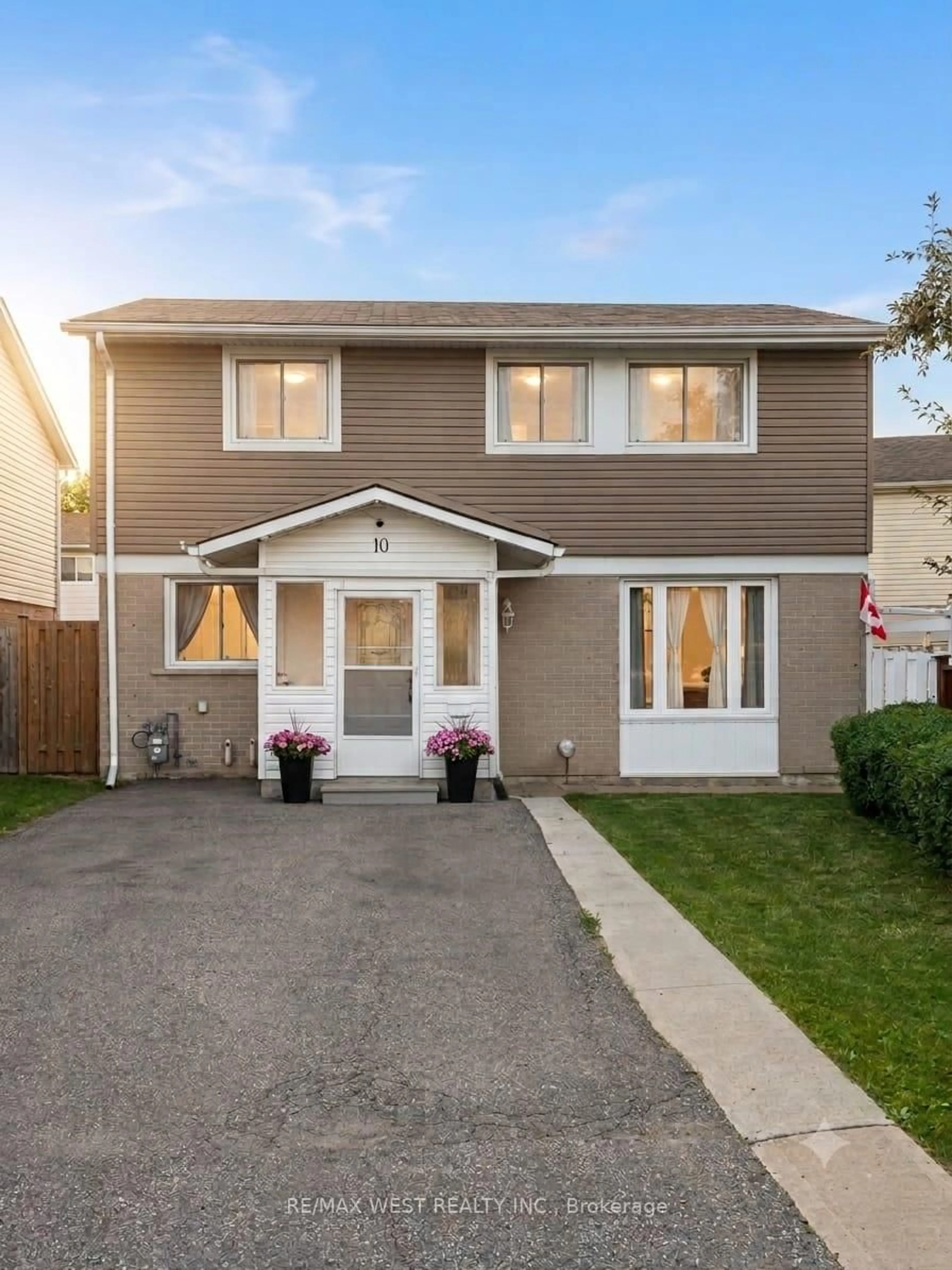 Home with vinyl exterior material, street for 10 Hardcastle Crt, Brampton Ontario L6S 2B3