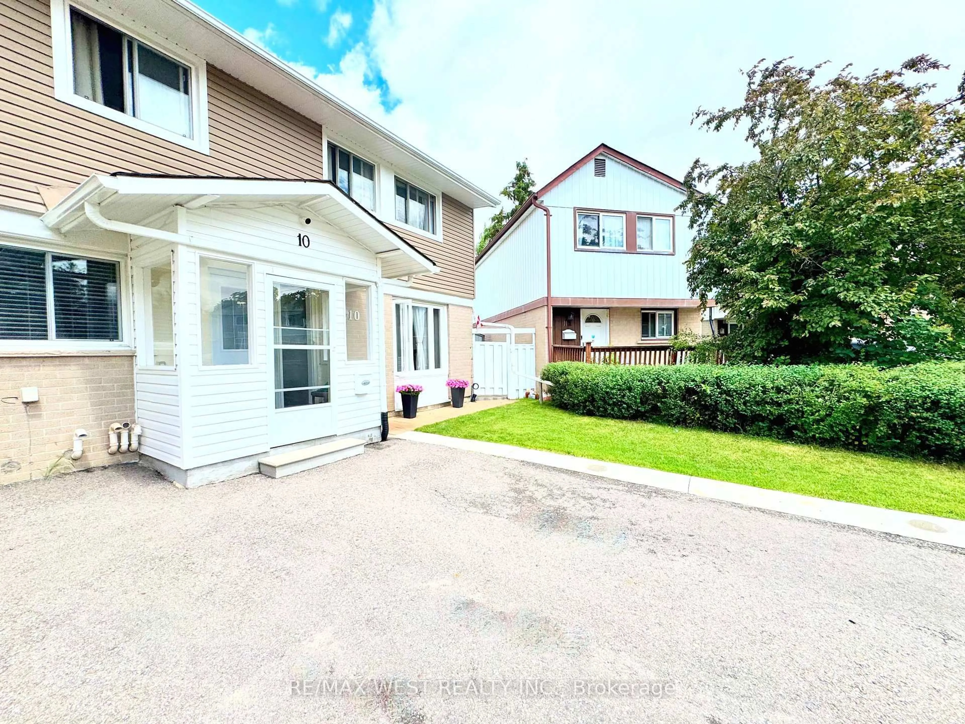 A pic from outside/outdoor area/front of a property/back of a property/a pic from drone, street for 10 Hardcastle Crt, Brampton Ontario L6S 2B3