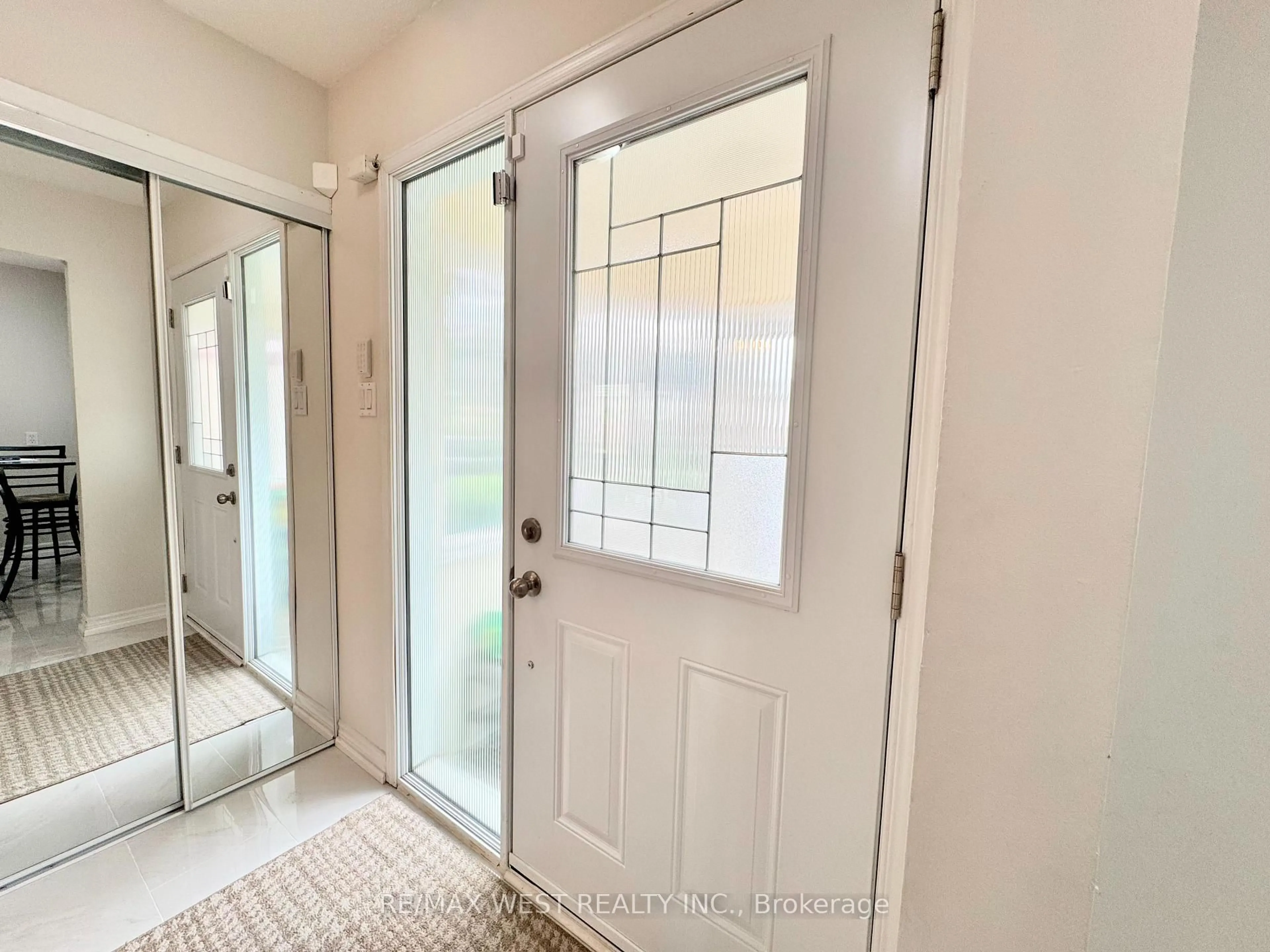 Indoor entryway for 10 Hardcastle Crt, Brampton Ontario L6S 2B3