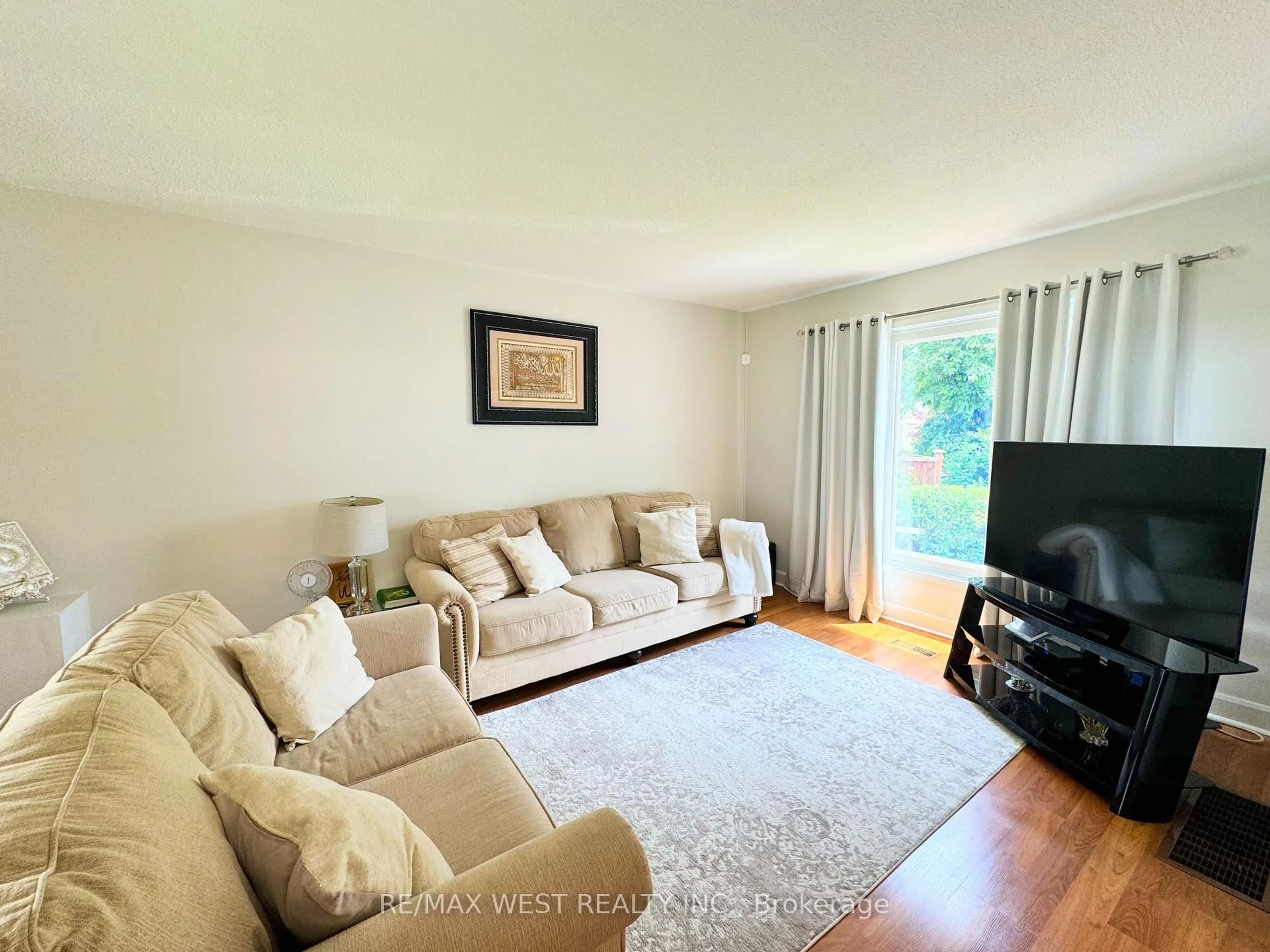 Living room with furniture, unknown for 10 Hardcastle Crt, Brampton Ontario L6S 2B3