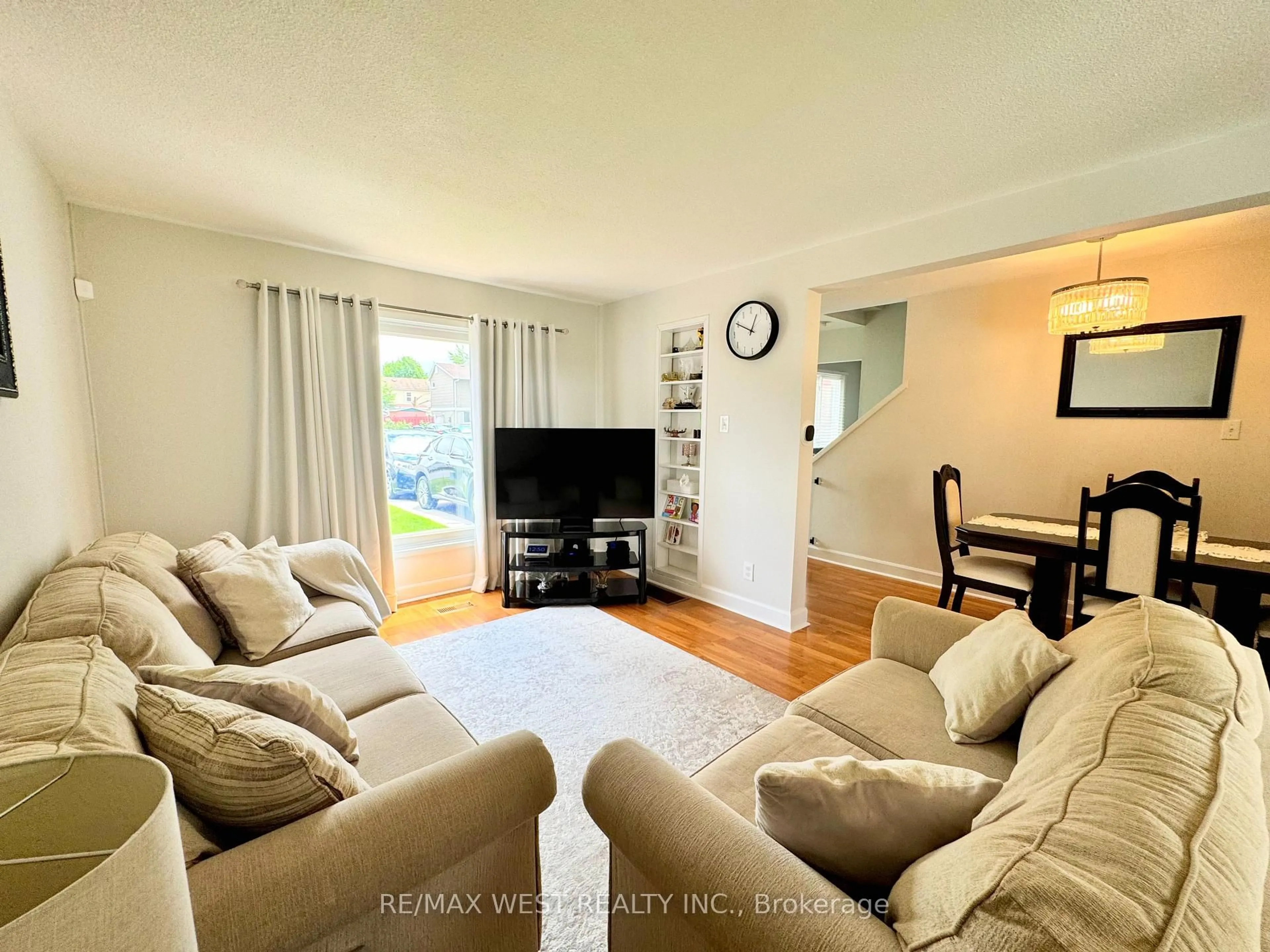 Living room with furniture, wood/laminate floor for 10 Hardcastle Crt, Brampton Ontario L6S 2B3