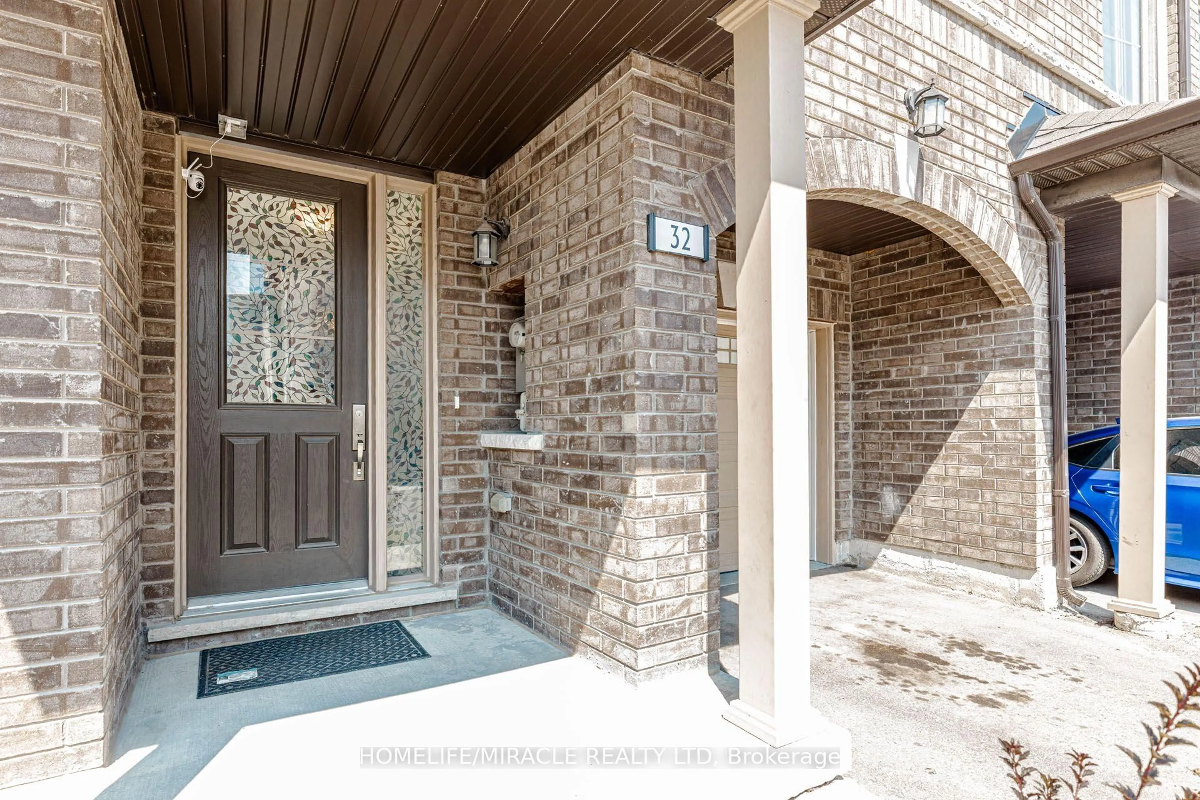Indoor entryway for 32 Arcola St, Brampton Ontario L6P 4N7