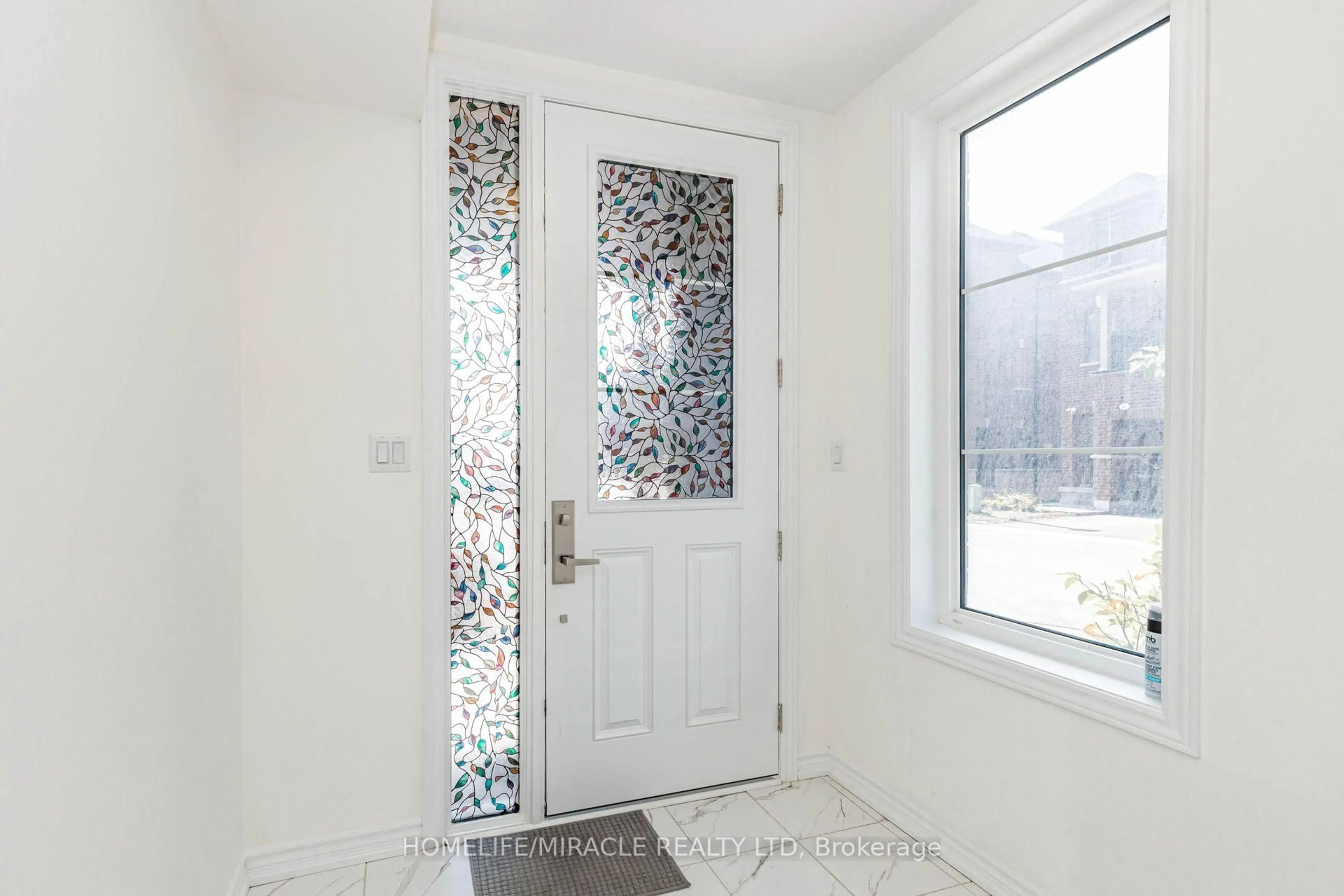 Indoor entryway for 32 Arcola St, Brampton Ontario L6P 4N7