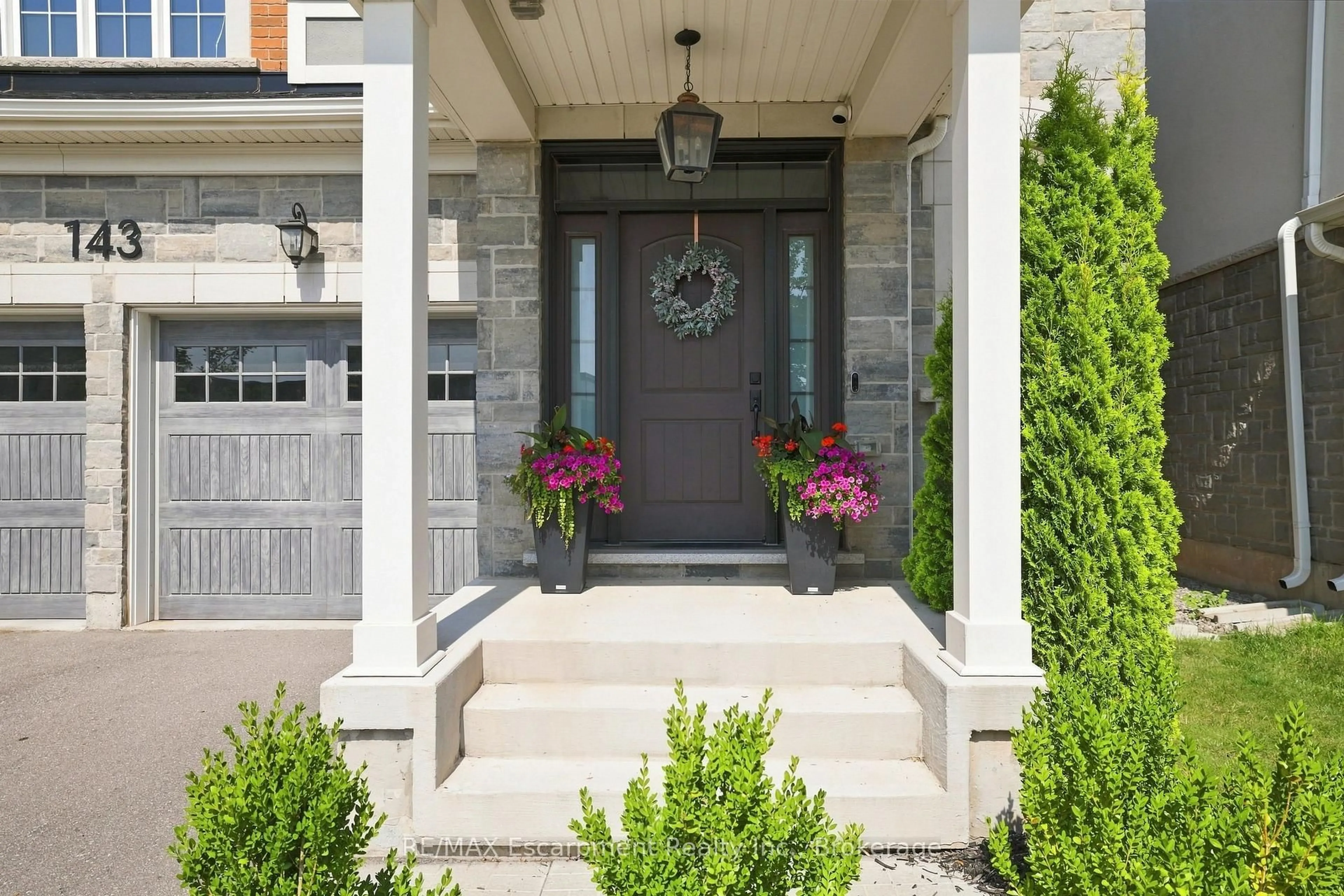 Indoor entryway for 143 Threshing Mill Blvd, Oakville Ontario L6H 0V5