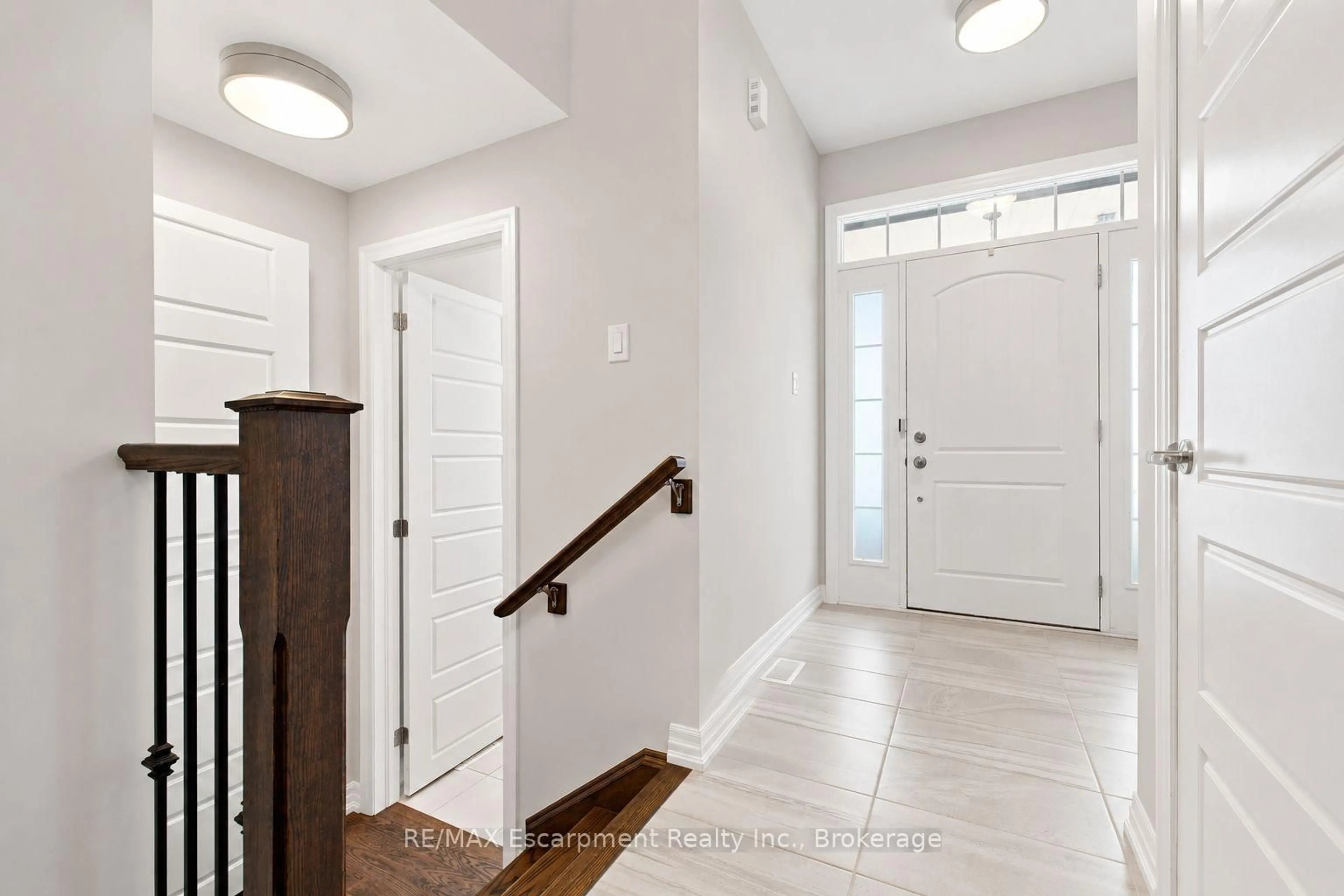 Indoor entryway for 143 Threshing Mill Blvd, Oakville Ontario L6H 0V5