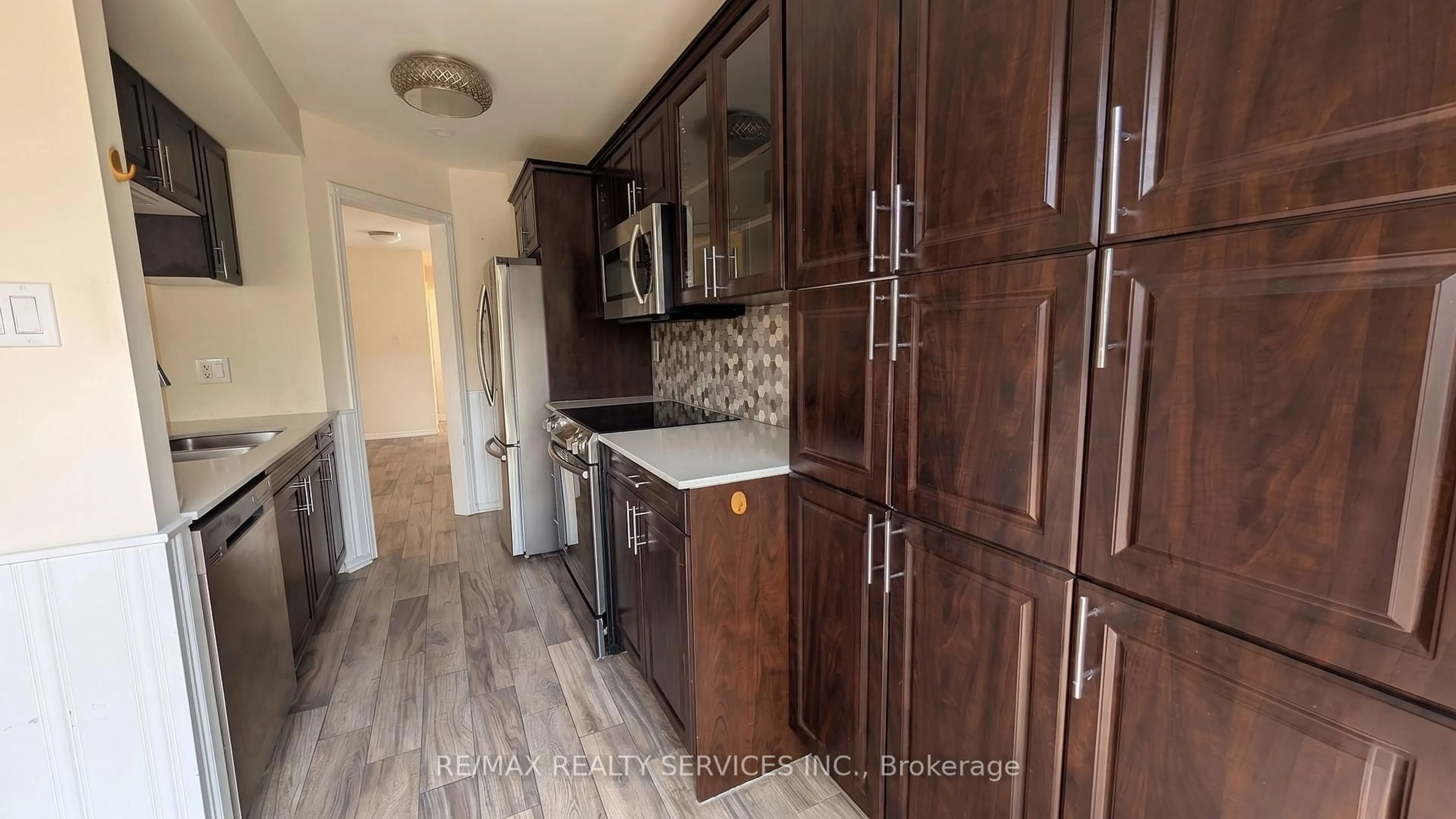 Standard kitchen, unknown for 11 Beverly Lane, Halton Hills Ontario L7G 5L7