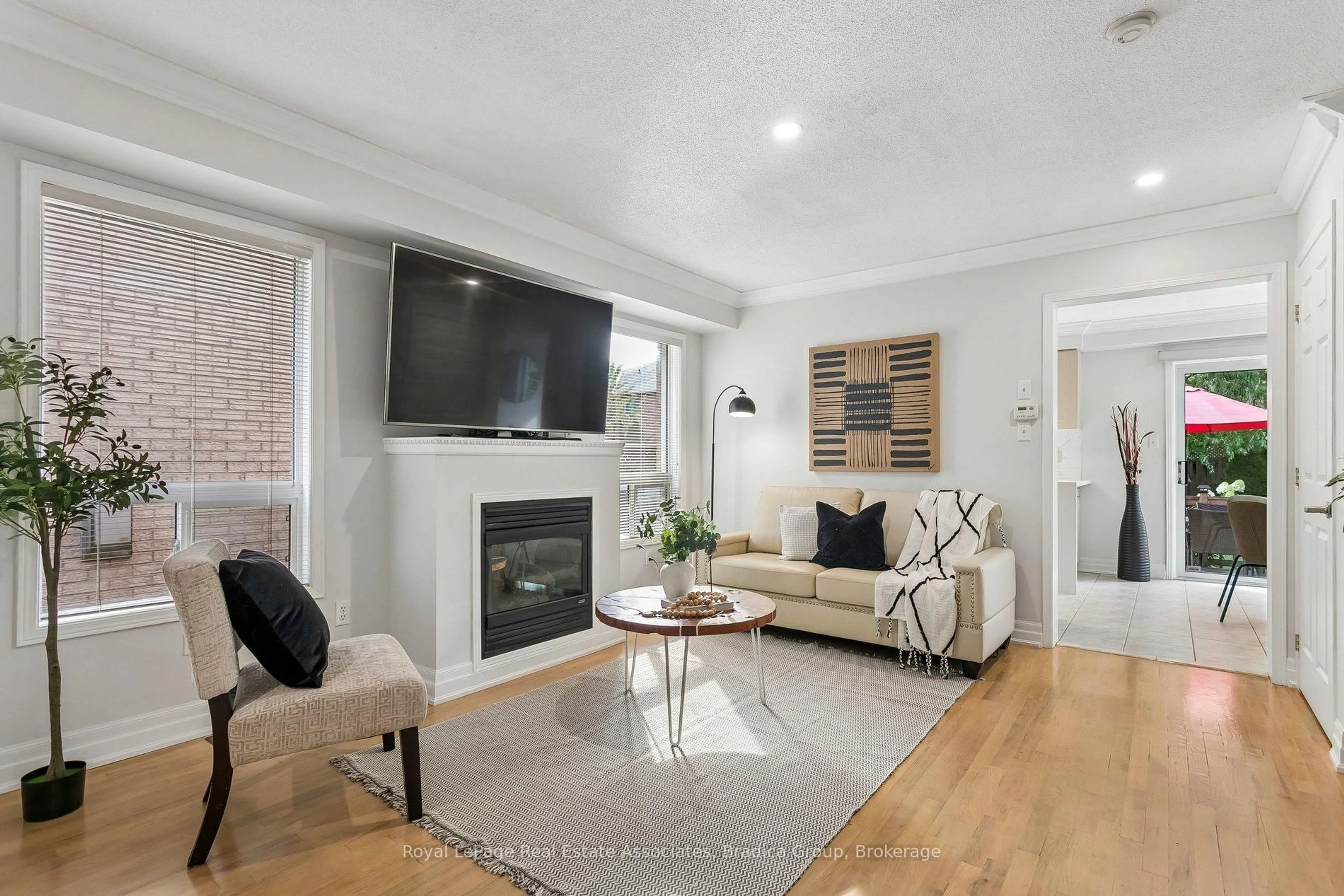 Living room with furniture, unknown for 3837 Forest Bluff Cres, Mississauga Ontario L5N 7V1