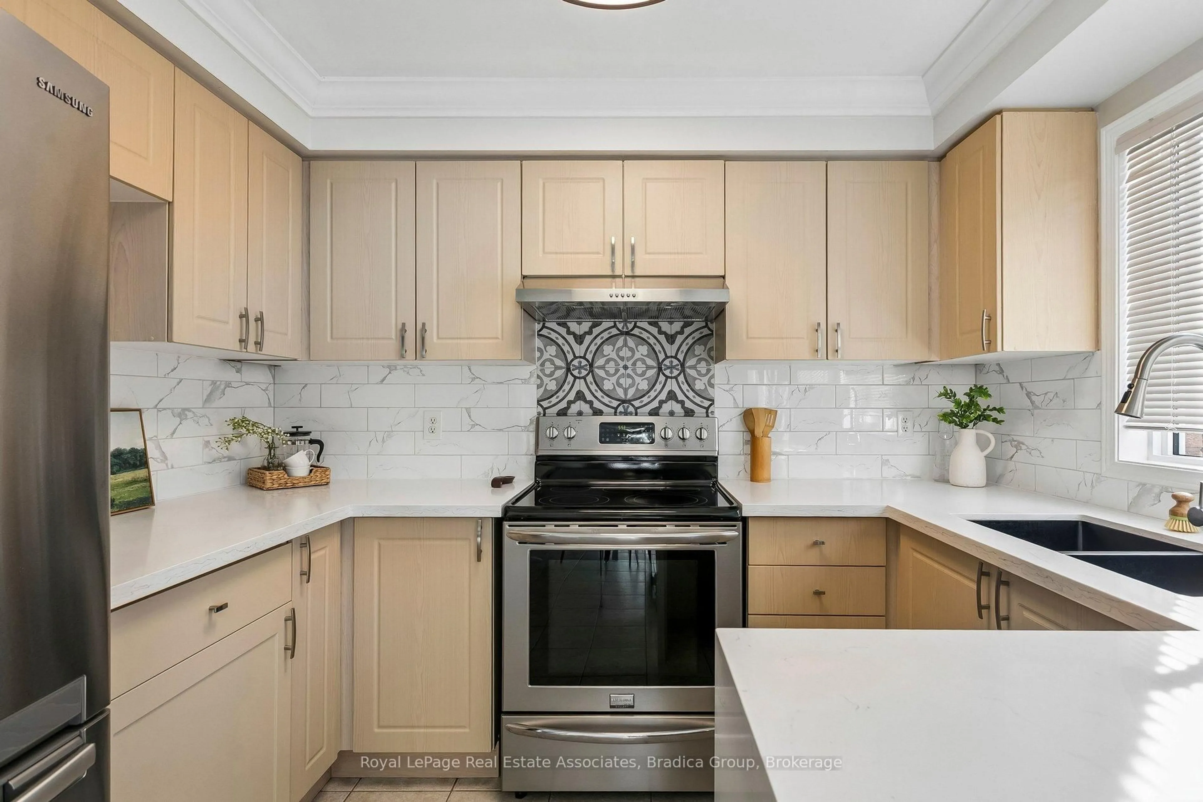 Contemporary kitchen, ceramic/tile floor for 3837 Forest Bluff Cres, Mississauga Ontario L5N 7V1