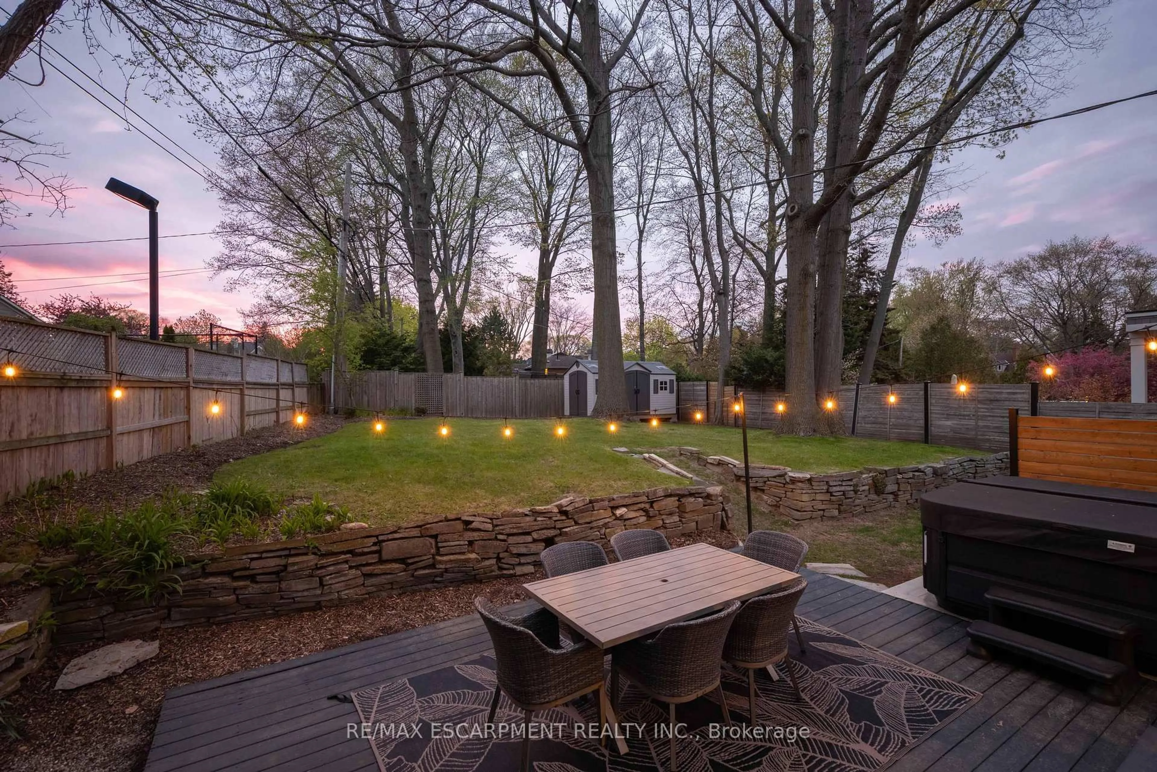 A pic from outside/outdoor area/front of a property/back of a property/a pic from drone, forest/trees view for 1491 Trenton Rd, Oakville Ontario L6L 1K9