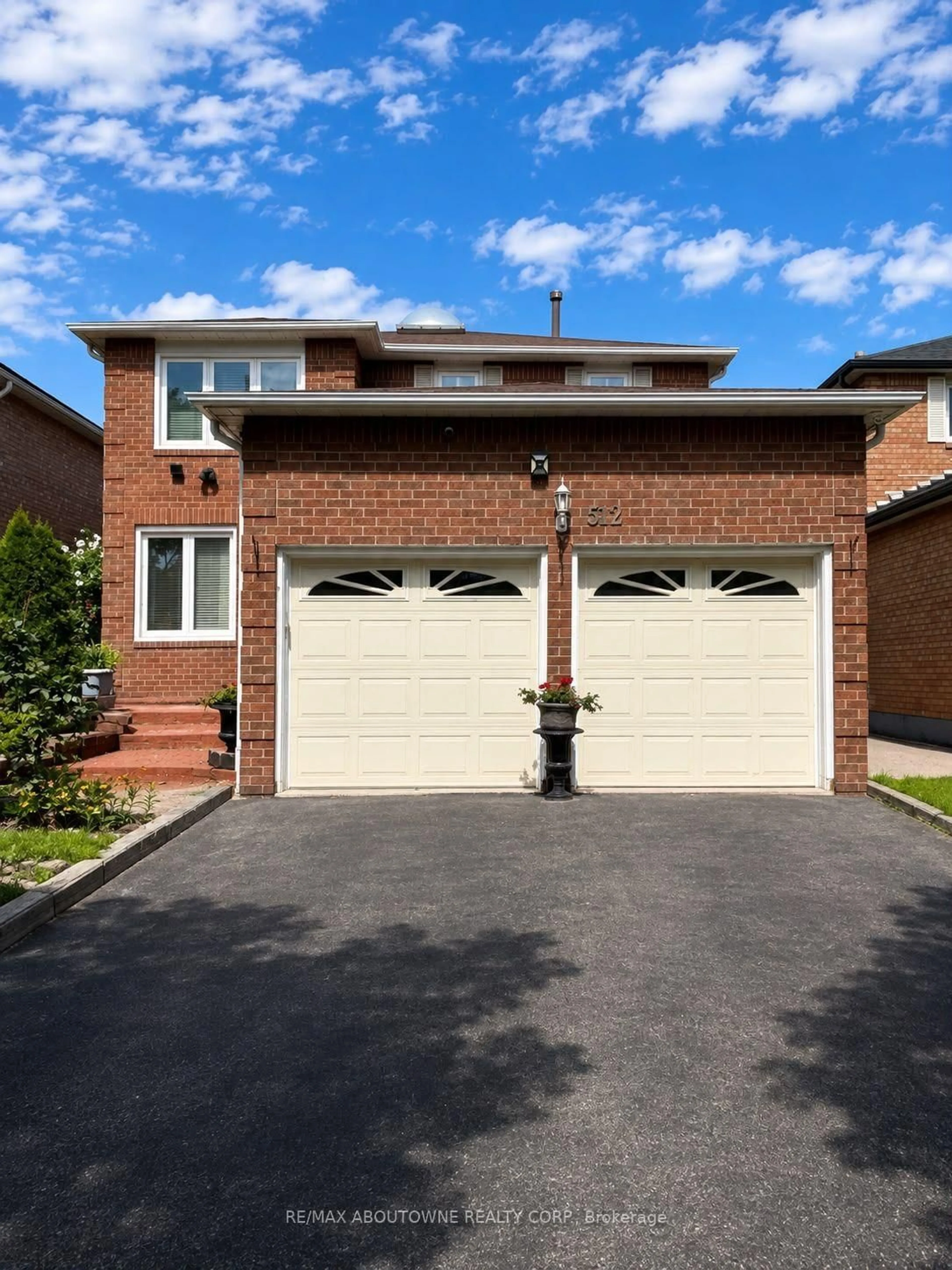Home with brick exterior material, street for 512 Chieftan Circ, Mississauga Ontario L4Z 3A3