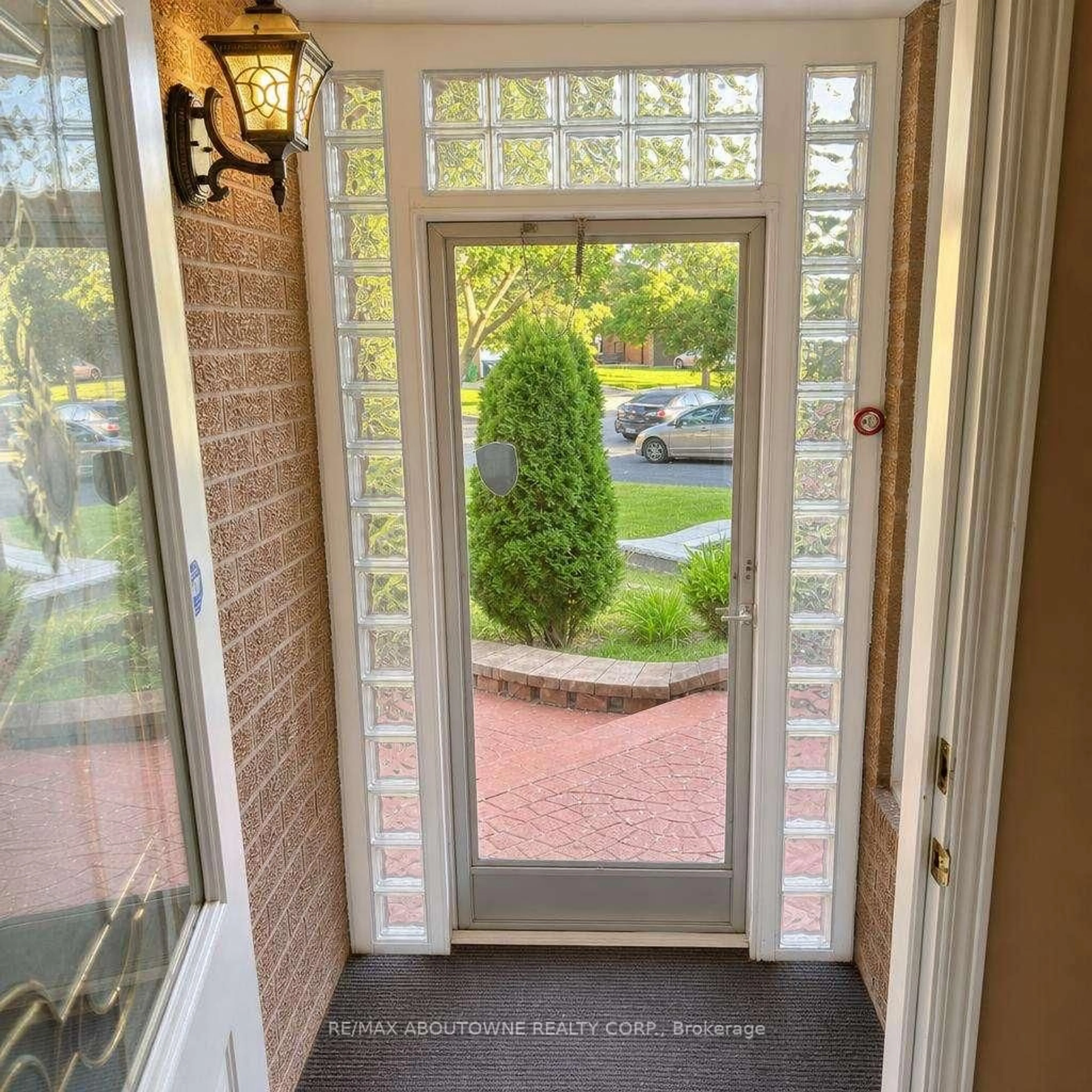Indoor entryway for 512 Chieftan Circ, Mississauga Ontario L4Z 3A3
