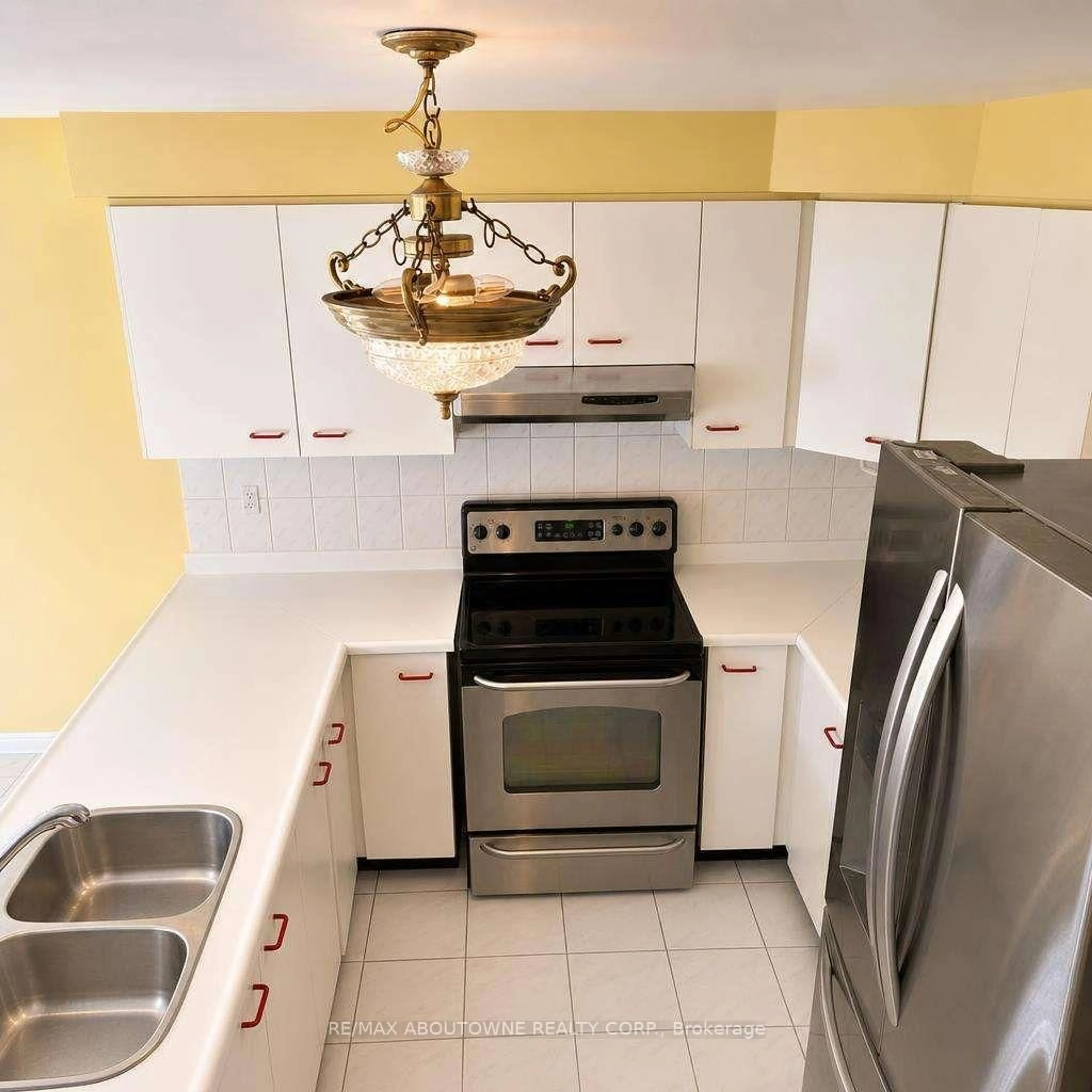 Standard kitchen, unknown for 512 Chieftan Circ, Mississauga Ontario L4Z 3A3