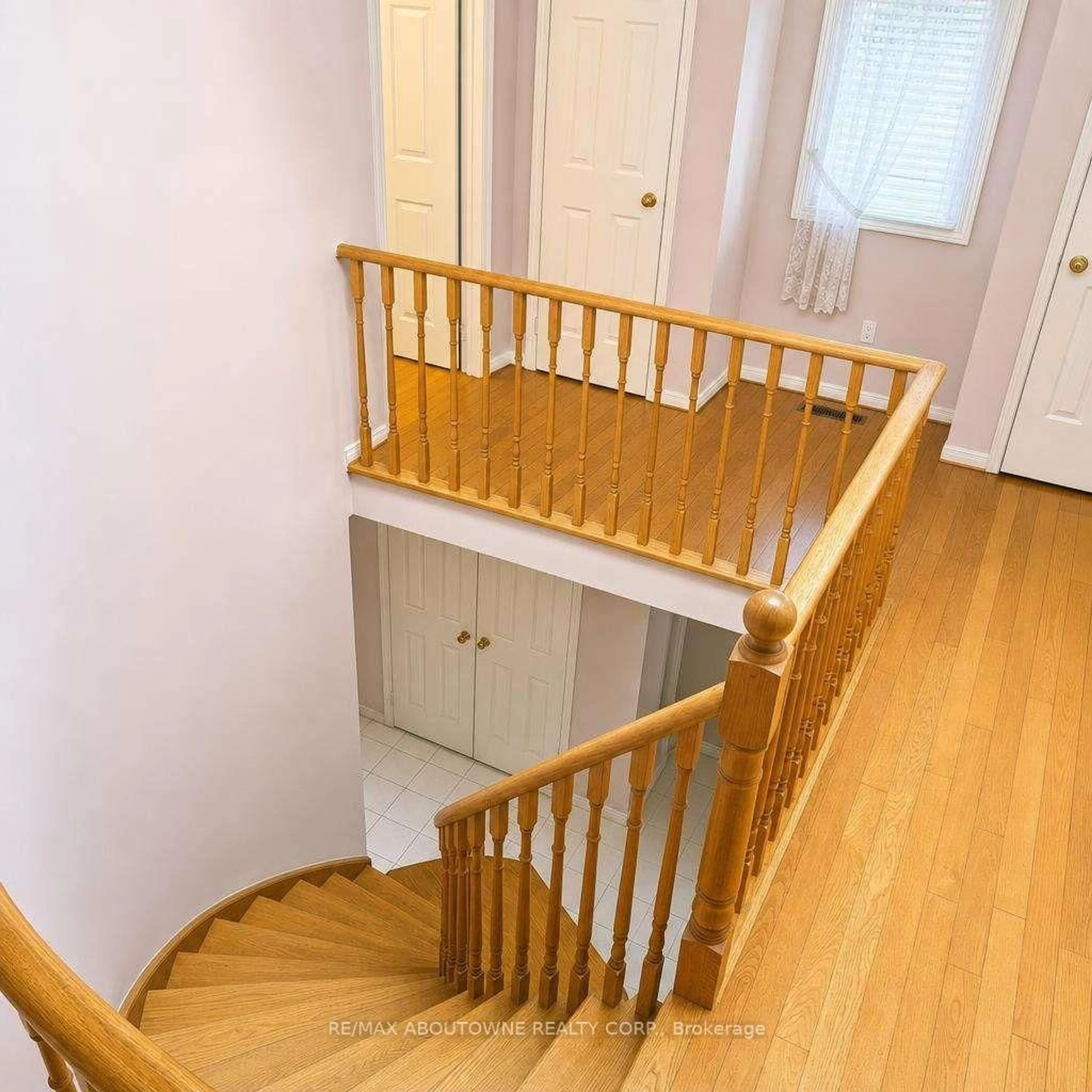 Stairs for 512 Chieftan Circ, Mississauga Ontario L4Z 3A3