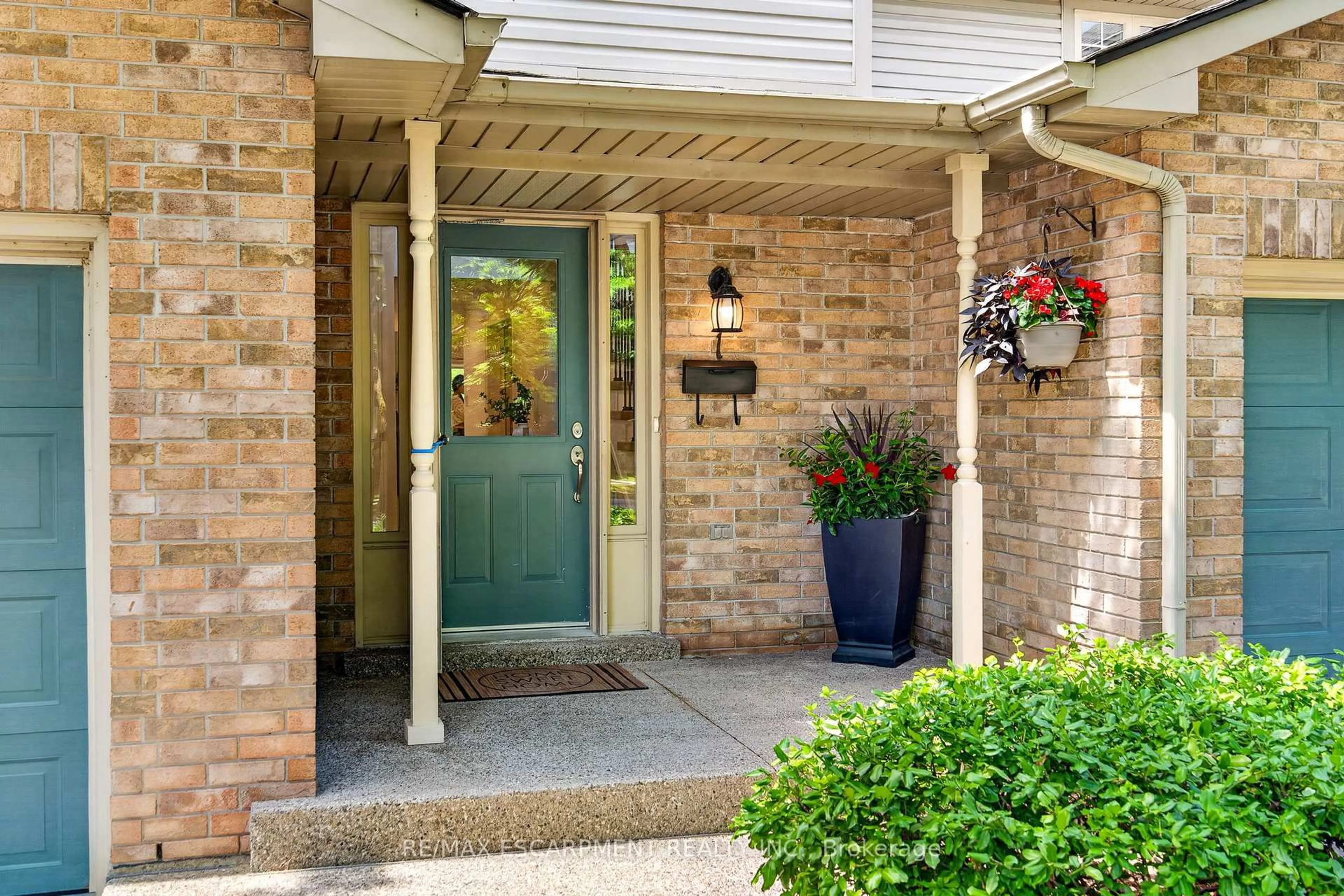 Indoor entryway for 3333 New St #1, Burlington Ontario L7N 1N1