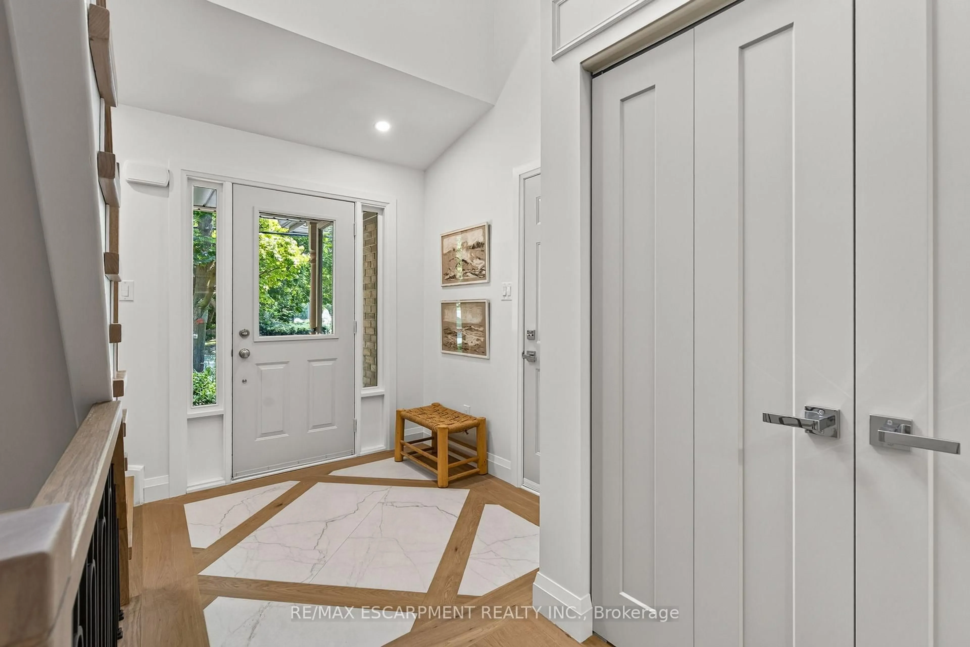 Indoor entryway for 3333 New St #1, Burlington Ontario L7N 1N1