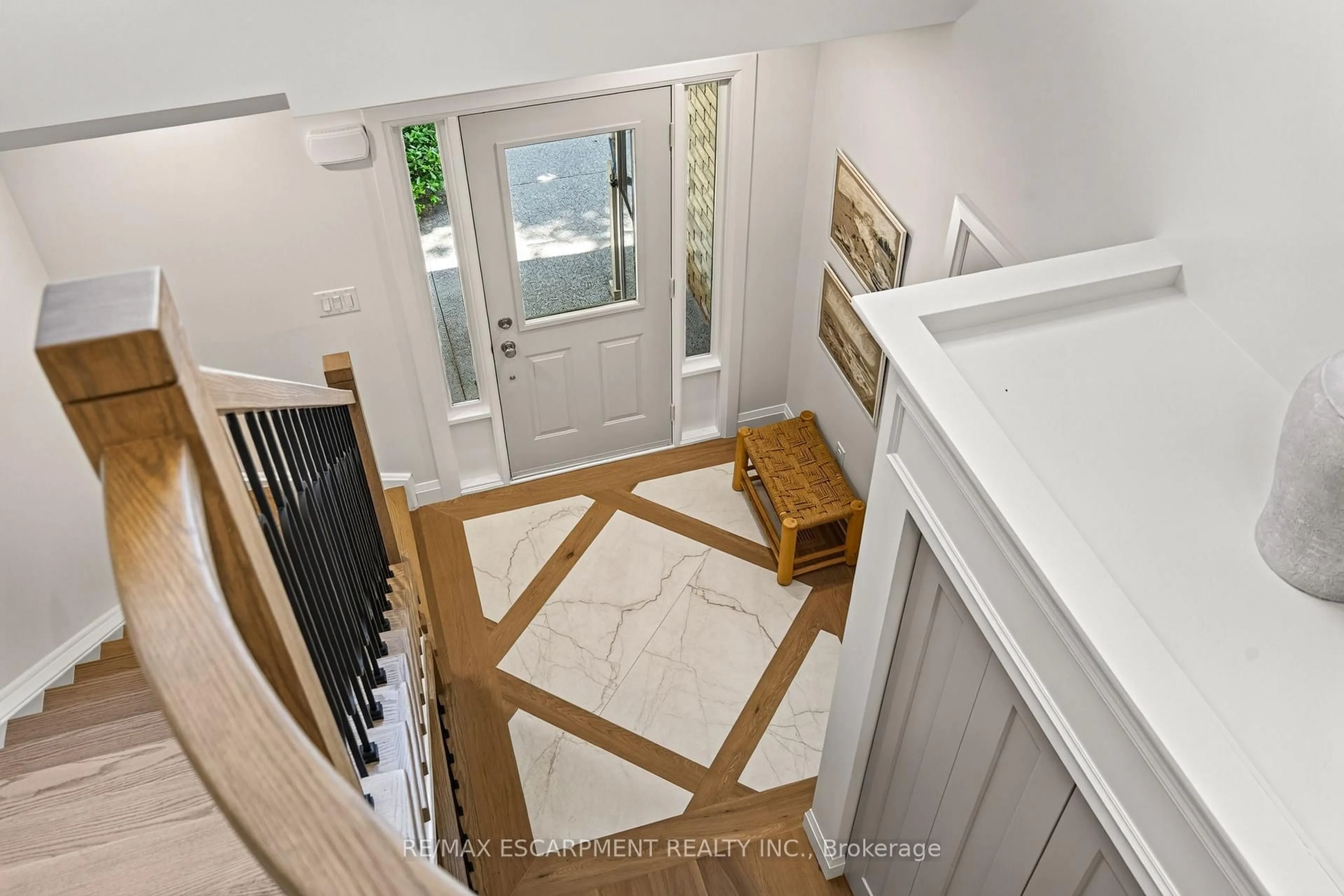 Indoor entryway for 3333 New St #1, Burlington Ontario L7N 1N1